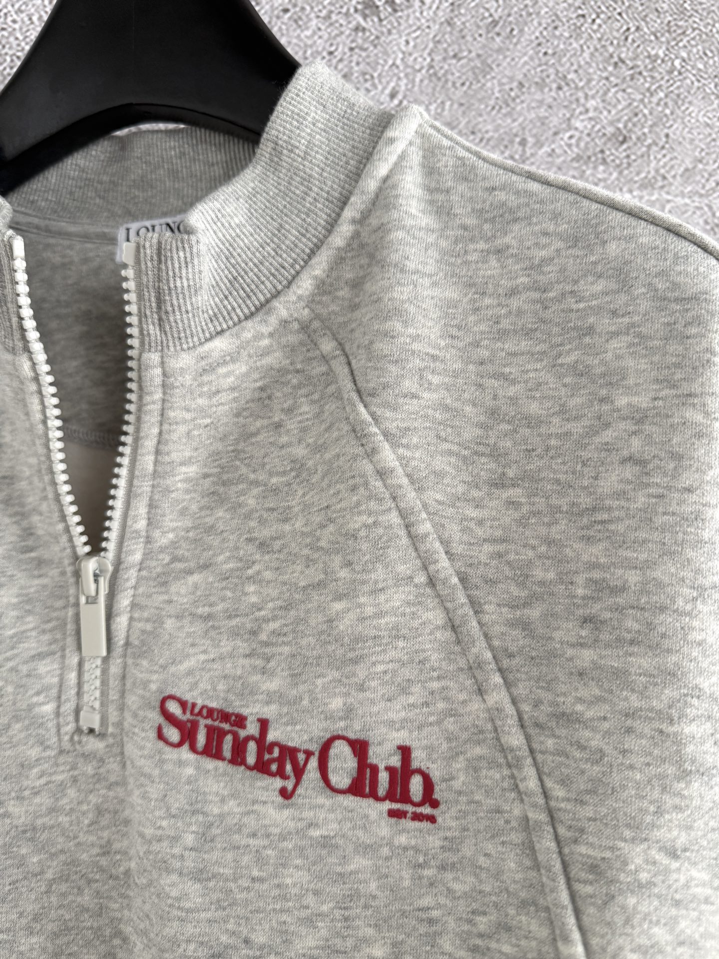 半开拉链卫衣✨轻薄抓绒 不会很厚，整体是日常难碰到到的厚薄度，成衣轻盈又不缺保暖度，减轻负担 轻装上阵的