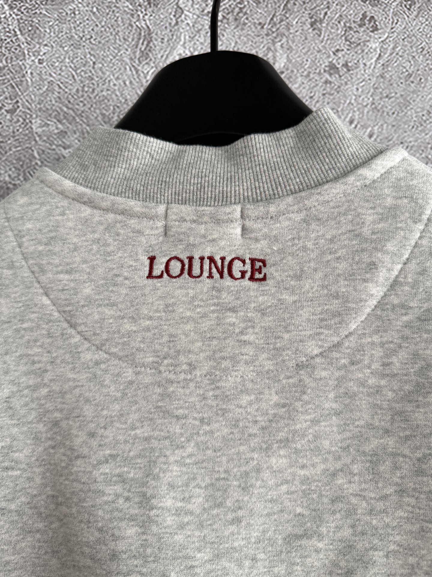 半开拉链卫衣✨轻薄抓绒 不会很厚，整体是日常难碰到到的厚薄度，成衣轻盈又不缺保暖度，减轻负担 轻装上阵的