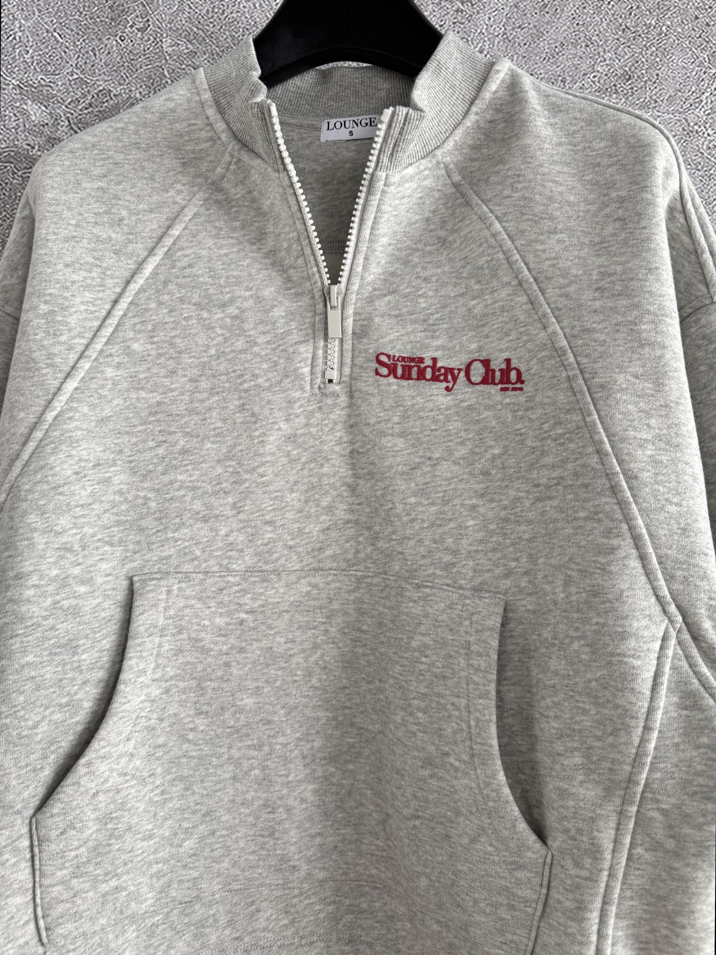 半开拉链卫衣✨轻薄抓绒 不会很厚，整体是日常难碰到到的厚薄度，成衣轻盈又不缺保暖度，减轻负担 轻装上阵的