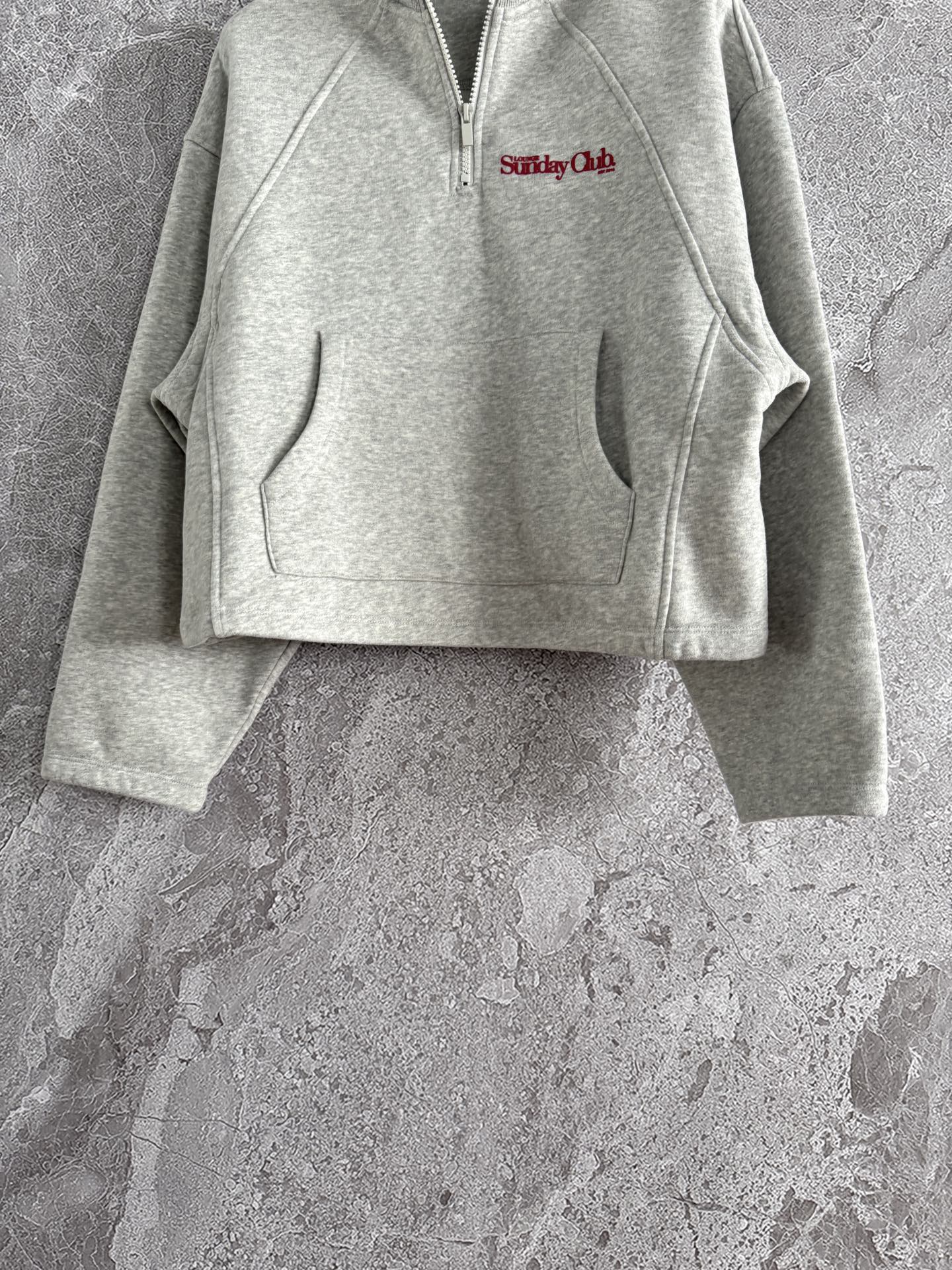 半开拉链卫衣✨轻薄抓绒 不会很厚，整体是日常难碰到到的厚薄度，成衣轻盈又不缺保暖度，减轻负担 轻装上阵的