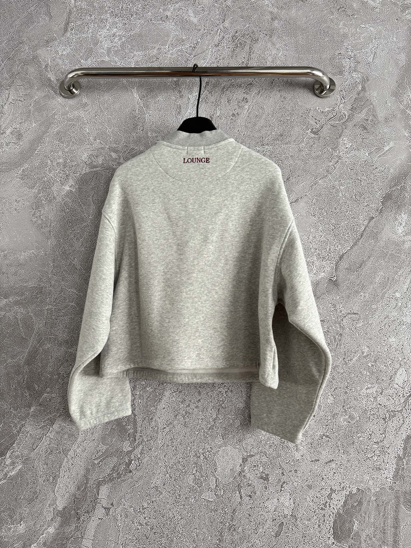 半开拉链卫衣✨轻薄抓绒 不会很厚，整体是日常难碰到到的厚薄度，成衣轻盈又不缺保暖度，减轻负担 轻装上阵的