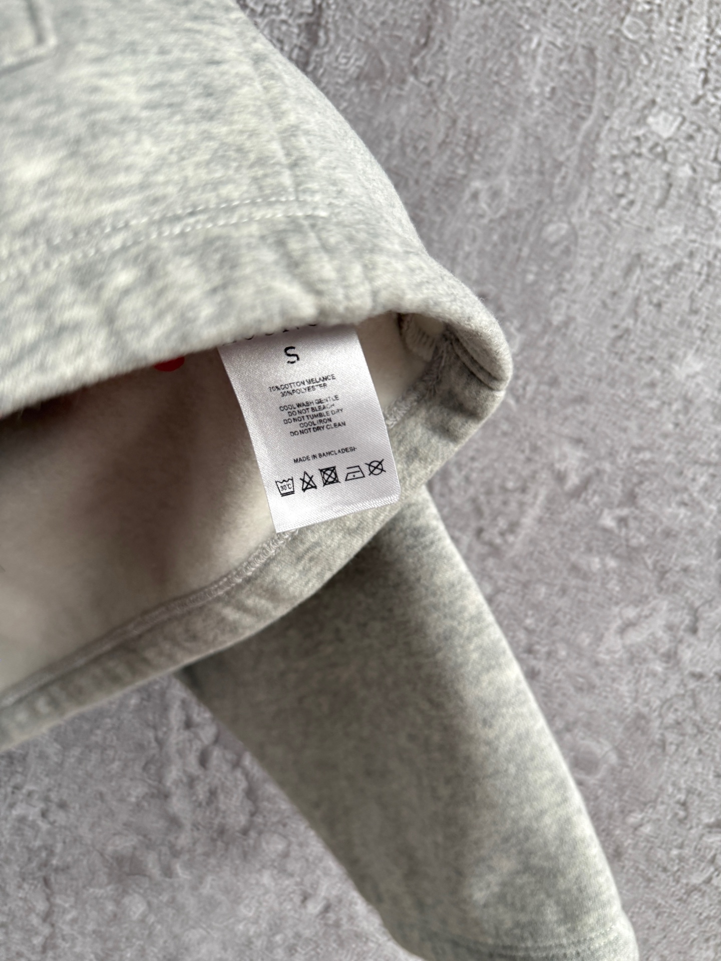 半开拉链卫衣✨轻薄抓绒 不会很厚，整体是日常难碰到到的厚薄度，成衣轻盈又不缺保暖度，减轻负担 轻装上阵的