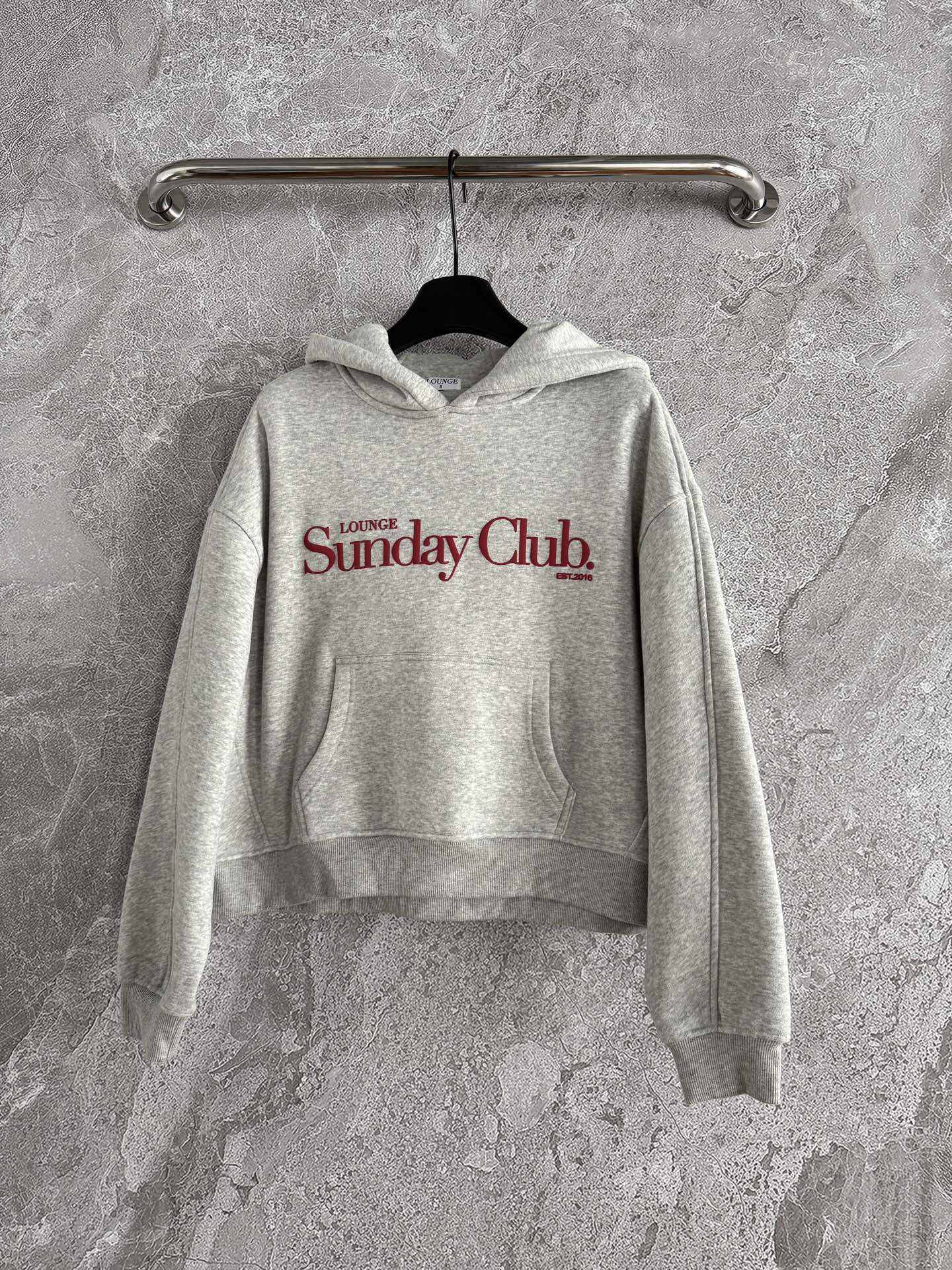 连帽卫衣✨轻薄抓绒 不会很厚，整体是日常难碰到到的厚薄度，成衣轻盈又不缺保暖度，减轻负担 轻装上阵的肤感