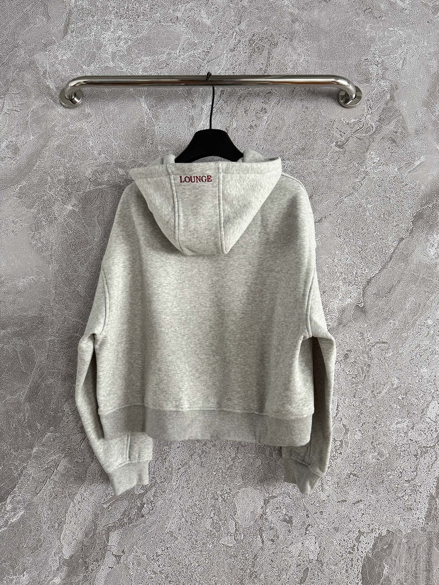 连帽卫衣✨轻薄抓绒 不会很厚，整体是日常难碰到到的厚薄度，成衣轻盈又不缺保暖度，减轻负担 轻装上阵的肤感