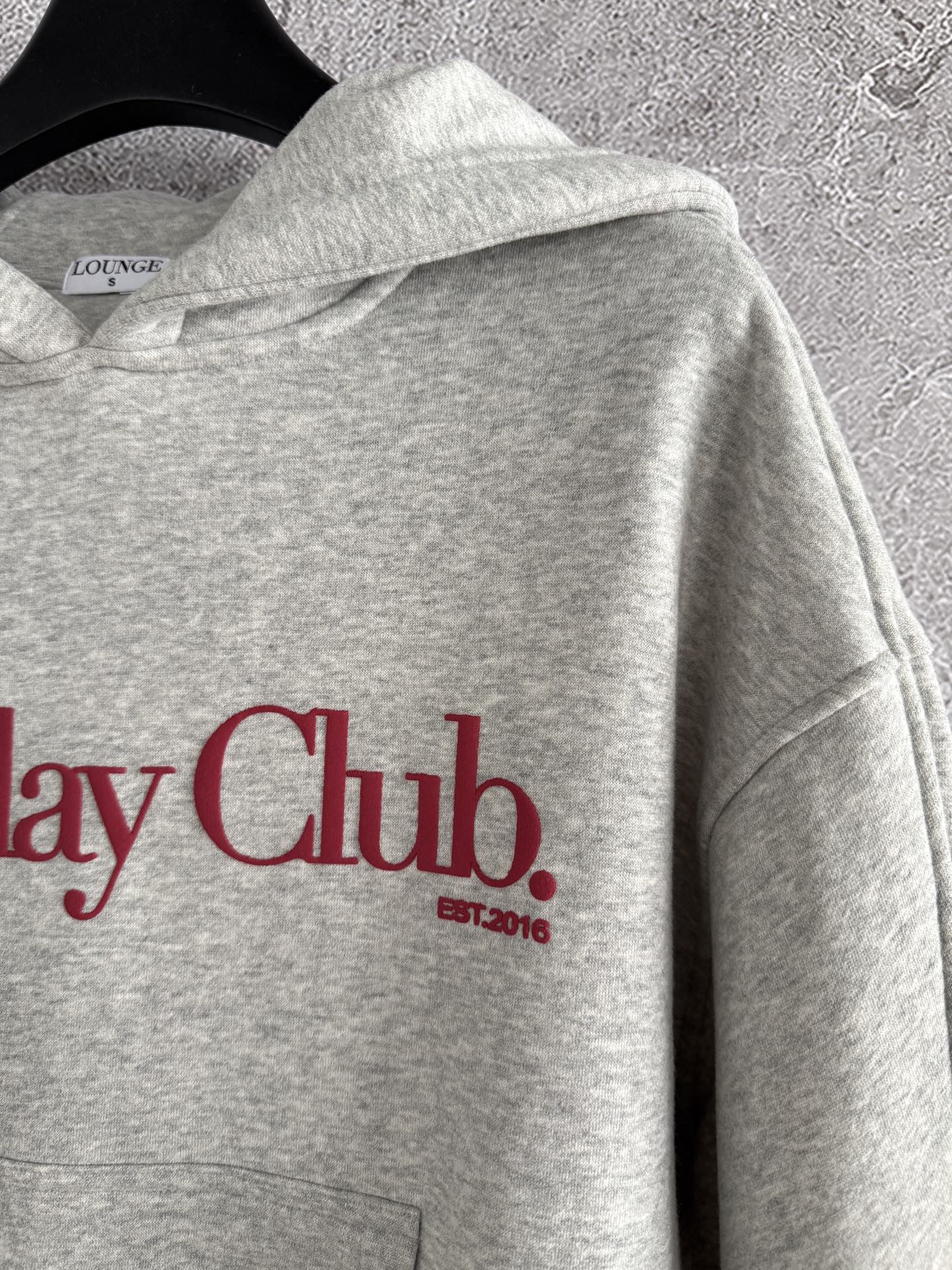 连帽卫衣✨轻薄抓绒 不会很厚，整体是日常难碰到到的厚薄度，成衣轻盈又不缺保暖度，减轻负担 轻装上阵的肤感