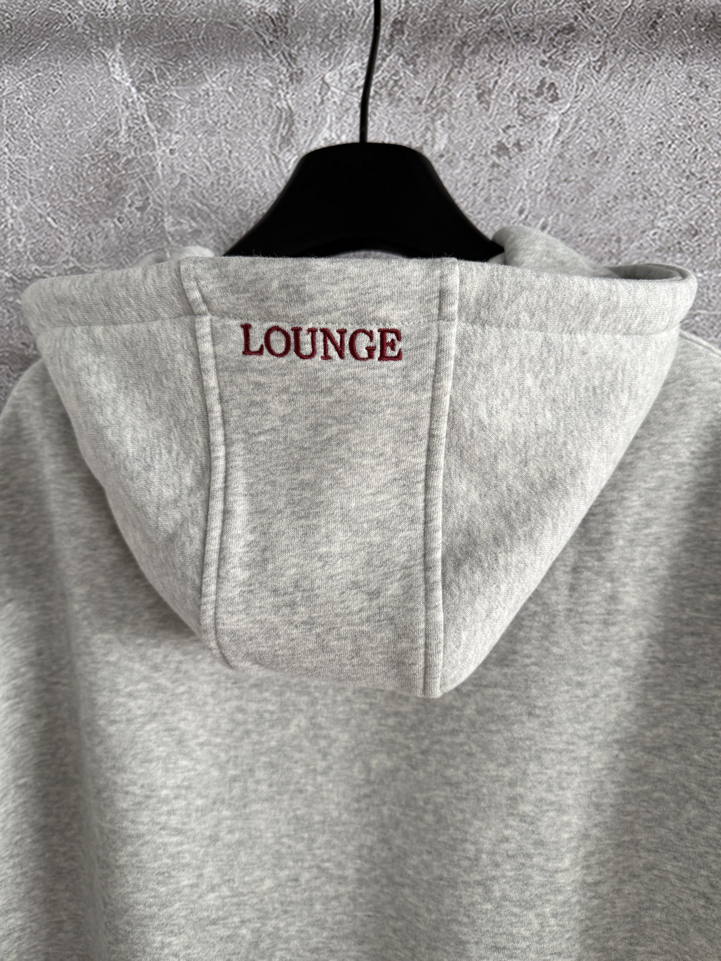 连帽卫衣✨轻薄抓绒 不会很厚，整体是日常难碰到到的厚薄度，成衣轻盈又不缺保暖度，减轻负担 轻装上阵的肤感