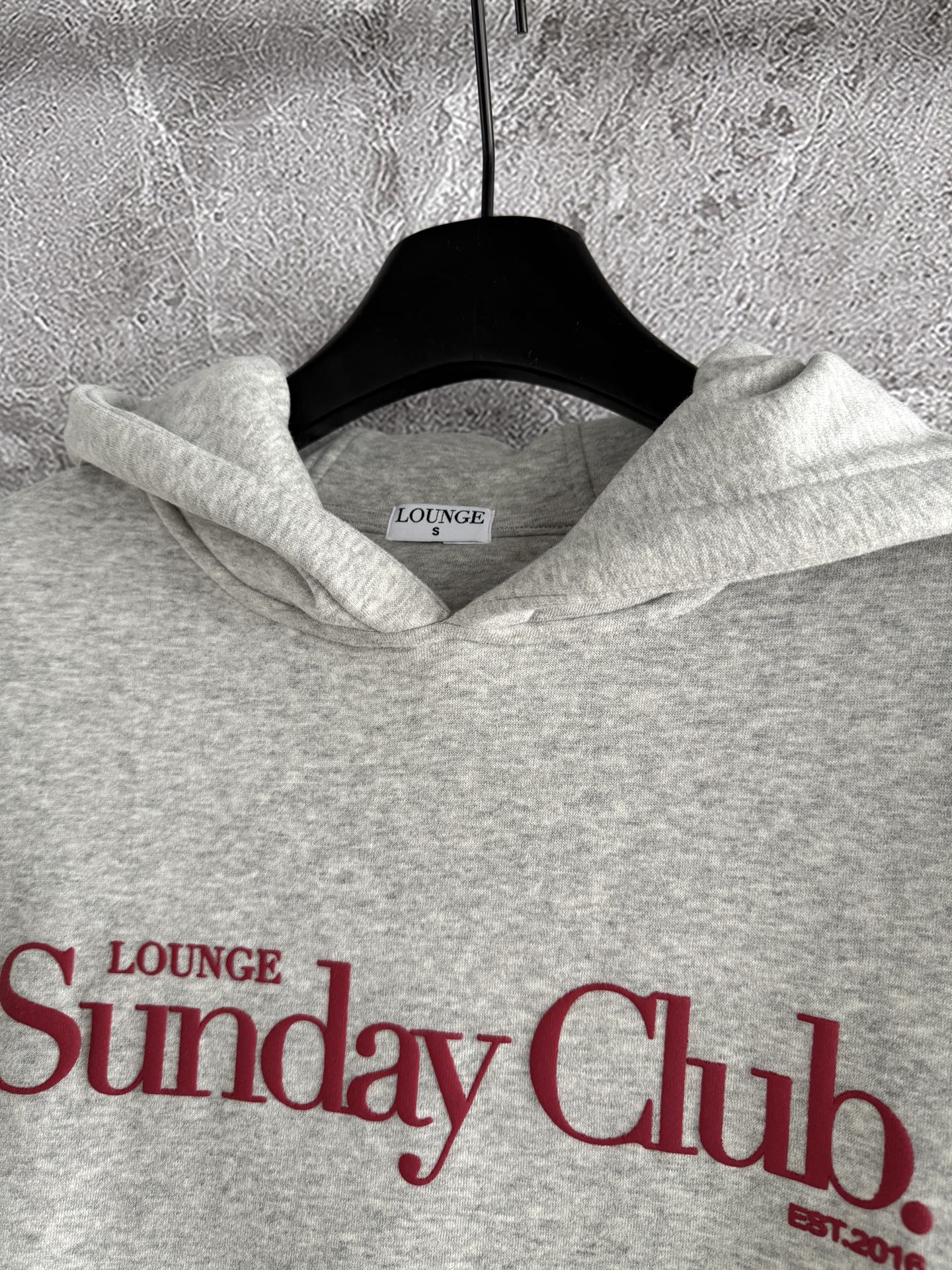 连帽卫衣✨轻薄抓绒 不会很厚，整体是日常难碰到到的厚薄度，成衣轻盈又不缺保暖度，减轻负担 轻装上阵的肤感