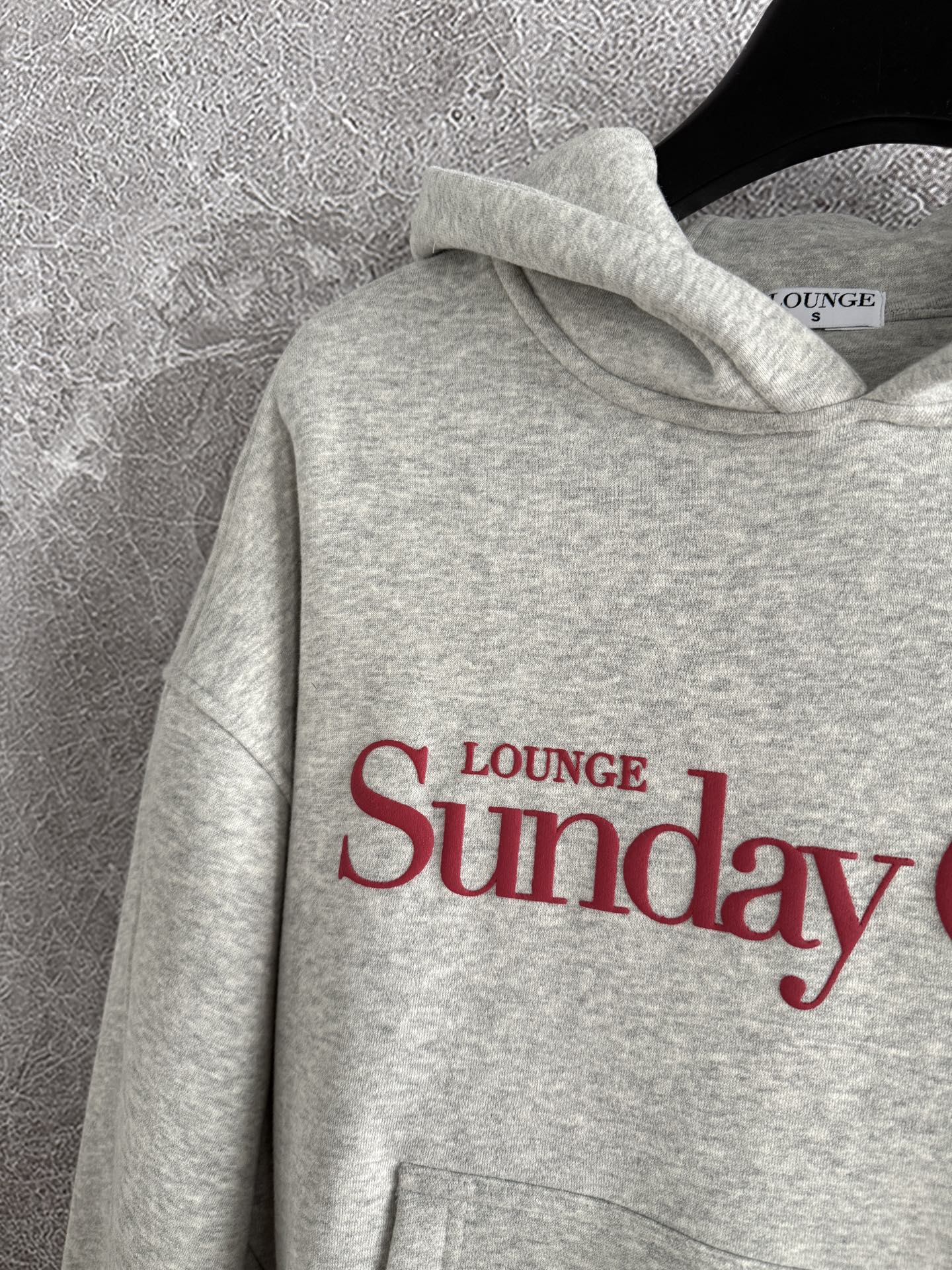 连帽卫衣✨轻薄抓绒 不会很厚，整体是日常难碰到到的厚薄度，成衣轻盈又不缺保暖度，减轻负担 轻装上阵的肤感