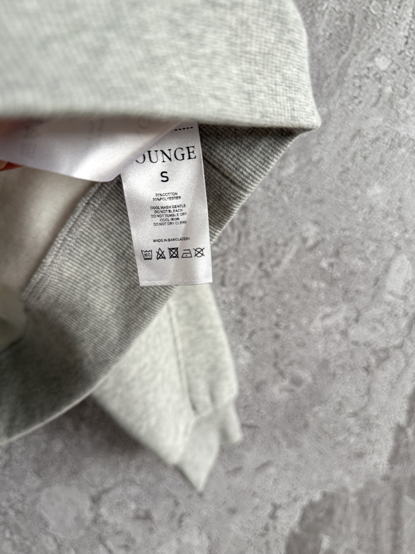 连帽卫衣✨轻薄抓绒 不会很厚，整体是日常难碰到到的厚薄度，成衣轻盈又不缺保暖度，减轻负担 轻装上阵的肤感