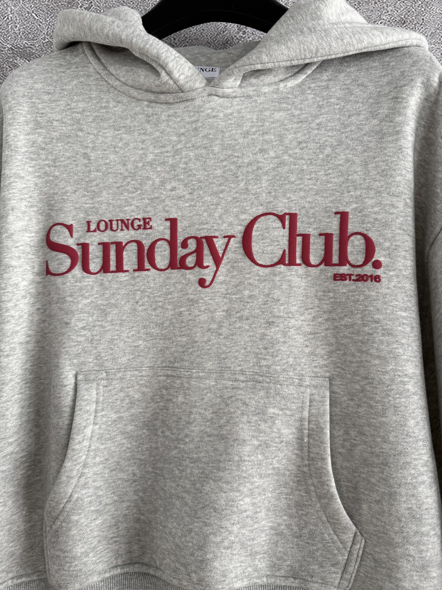 连帽卫衣✨轻薄抓绒 不会很厚，整体是日常难碰到到的厚薄度，成衣轻盈又不缺保暖度，减轻负担 轻装上阵的肤感