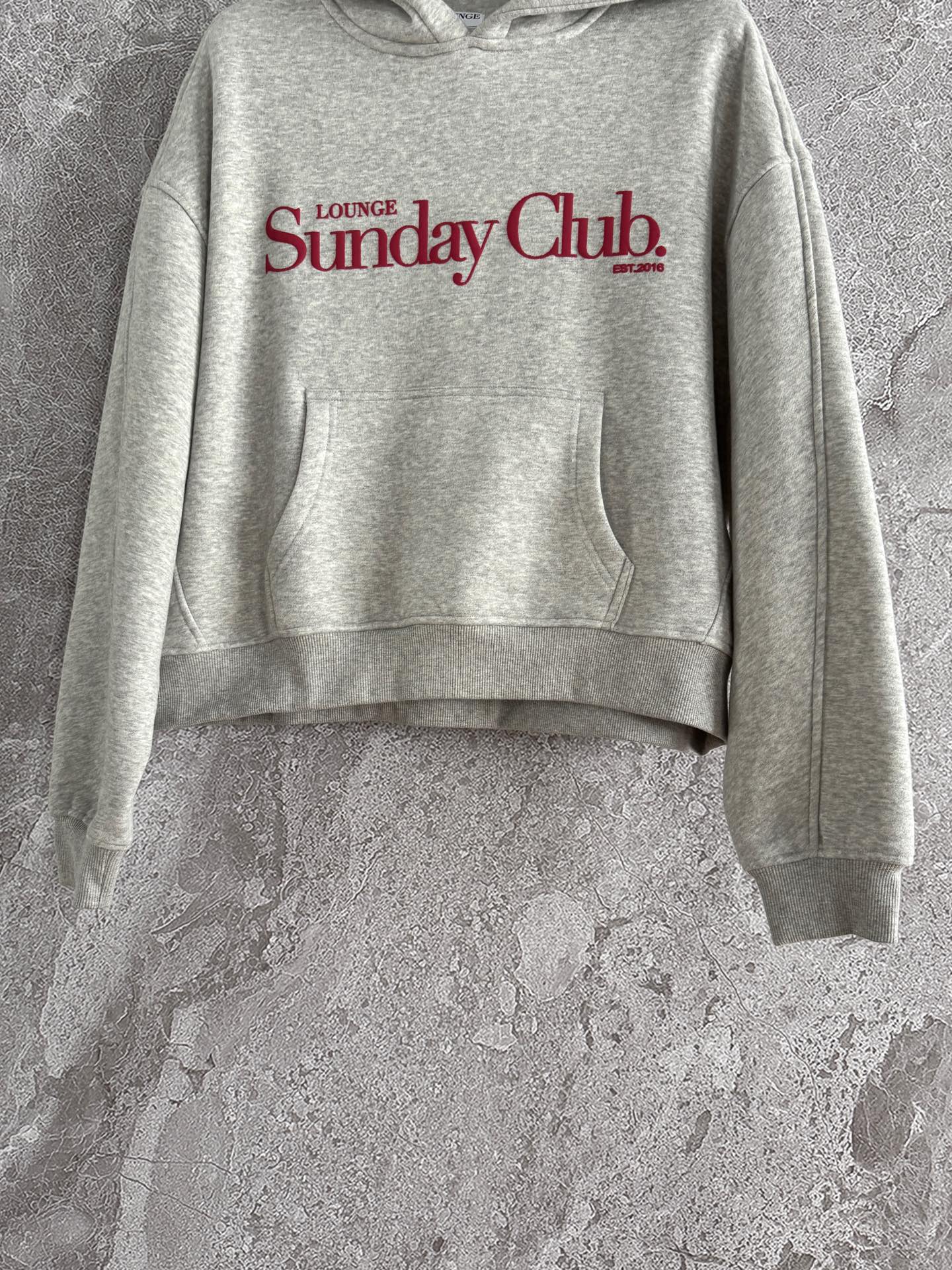 连帽卫衣✨轻薄抓绒 不会很厚，整体是日常难碰到到的厚薄度，成衣轻盈又不缺保暖度，减轻负担 轻装上阵的肤感