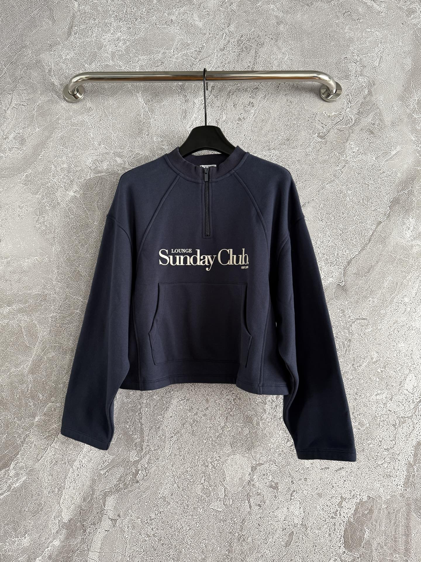 半开拉链卫衣✨轻薄抓绒 不会很厚，整体是日常难碰到到的厚薄度，成衣轻盈又不缺保暖度，减轻负担 轻装上阵的