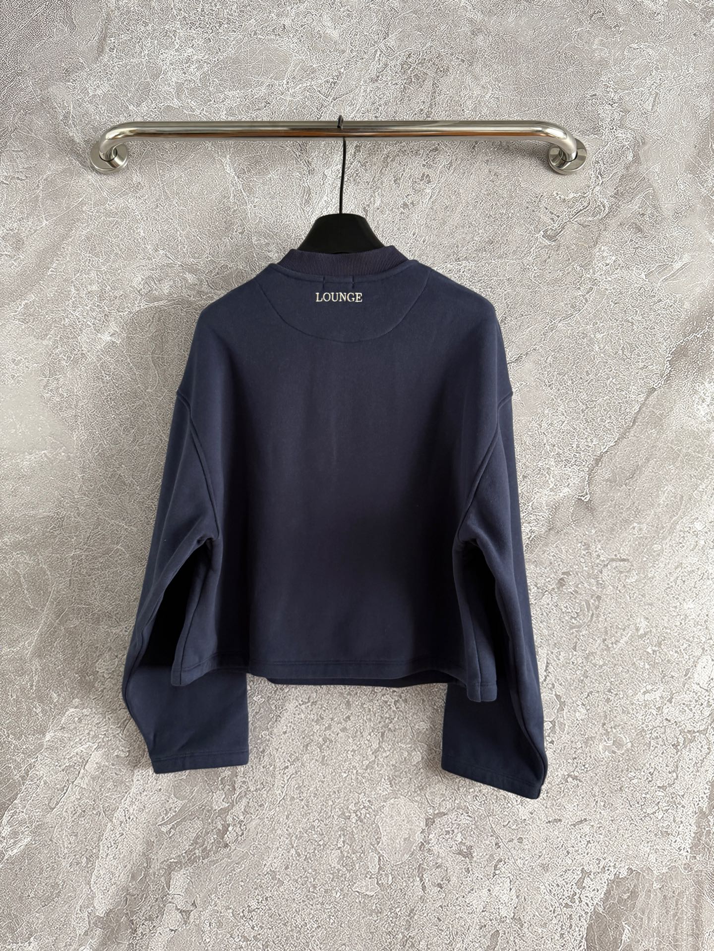 半开拉链卫衣✨轻薄抓绒 不会很厚，整体是日常难碰到到的厚薄度，成衣轻盈又不缺保暖度，减轻负担 轻装上阵的