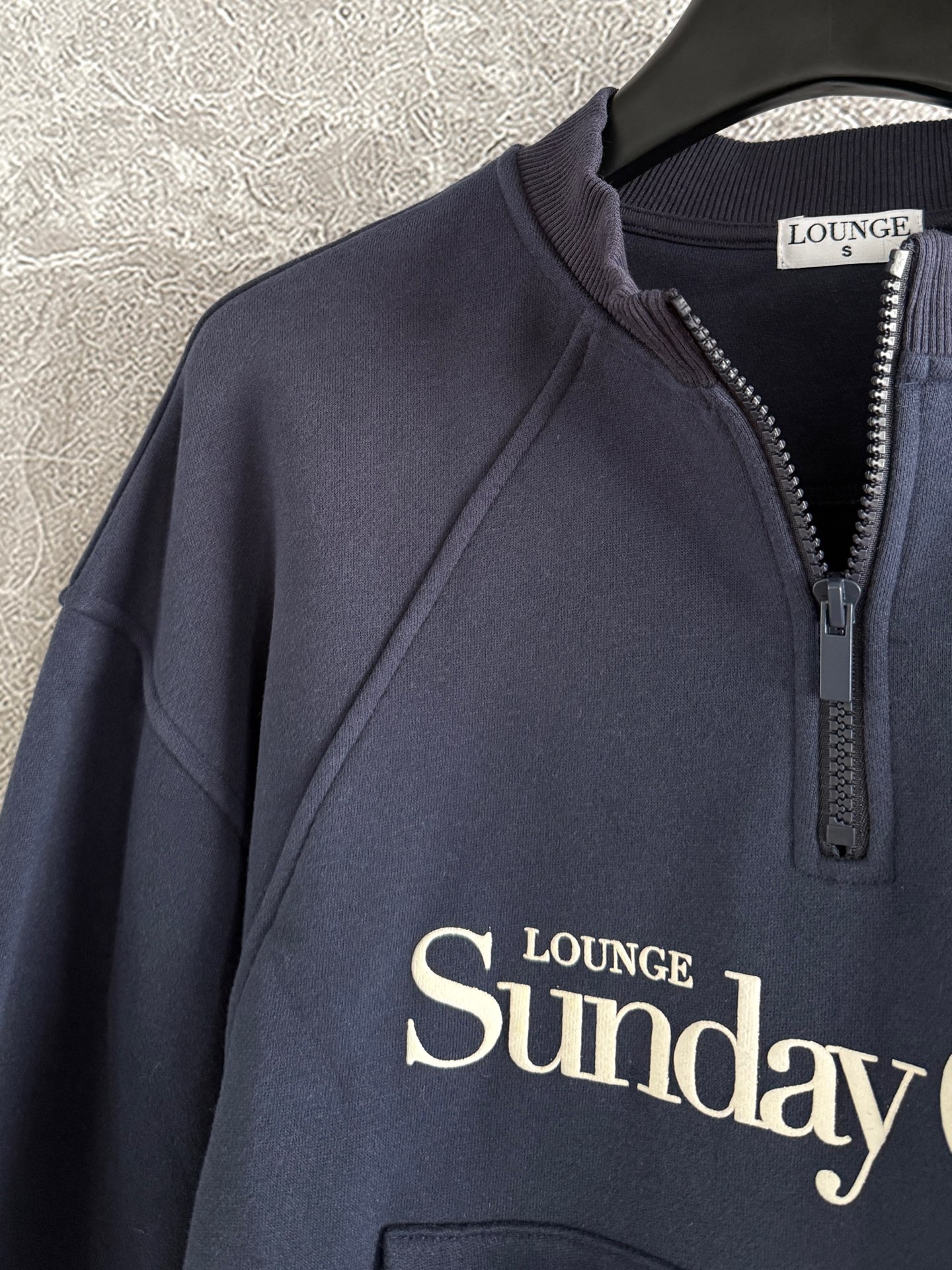 半开拉链卫衣✨轻薄抓绒 不会很厚，整体是日常难碰到到的厚薄度，成衣轻盈又不缺保暖度，减轻负担 轻装上阵的