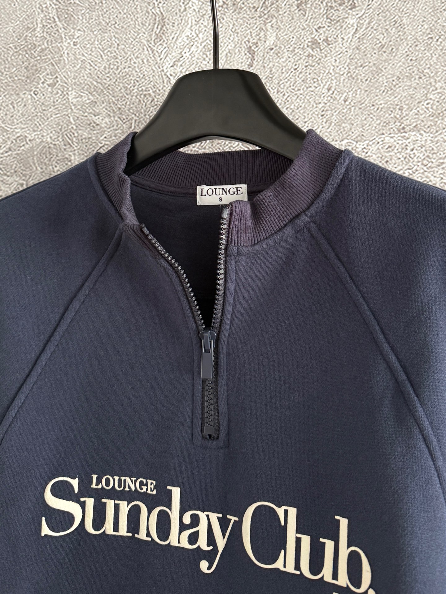 半开拉链卫衣✨轻薄抓绒 不会很厚，整体是日常难碰到到的厚薄度，成衣轻盈又不缺保暖度，减轻负担 轻装上阵的