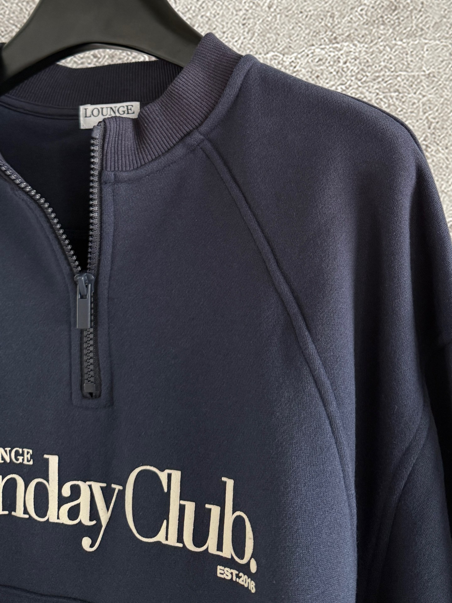 半开拉链卫衣✨轻薄抓绒 不会很厚，整体是日常难碰到到的厚薄度，成衣轻盈又不缺保暖度，减轻负担 轻装上阵的