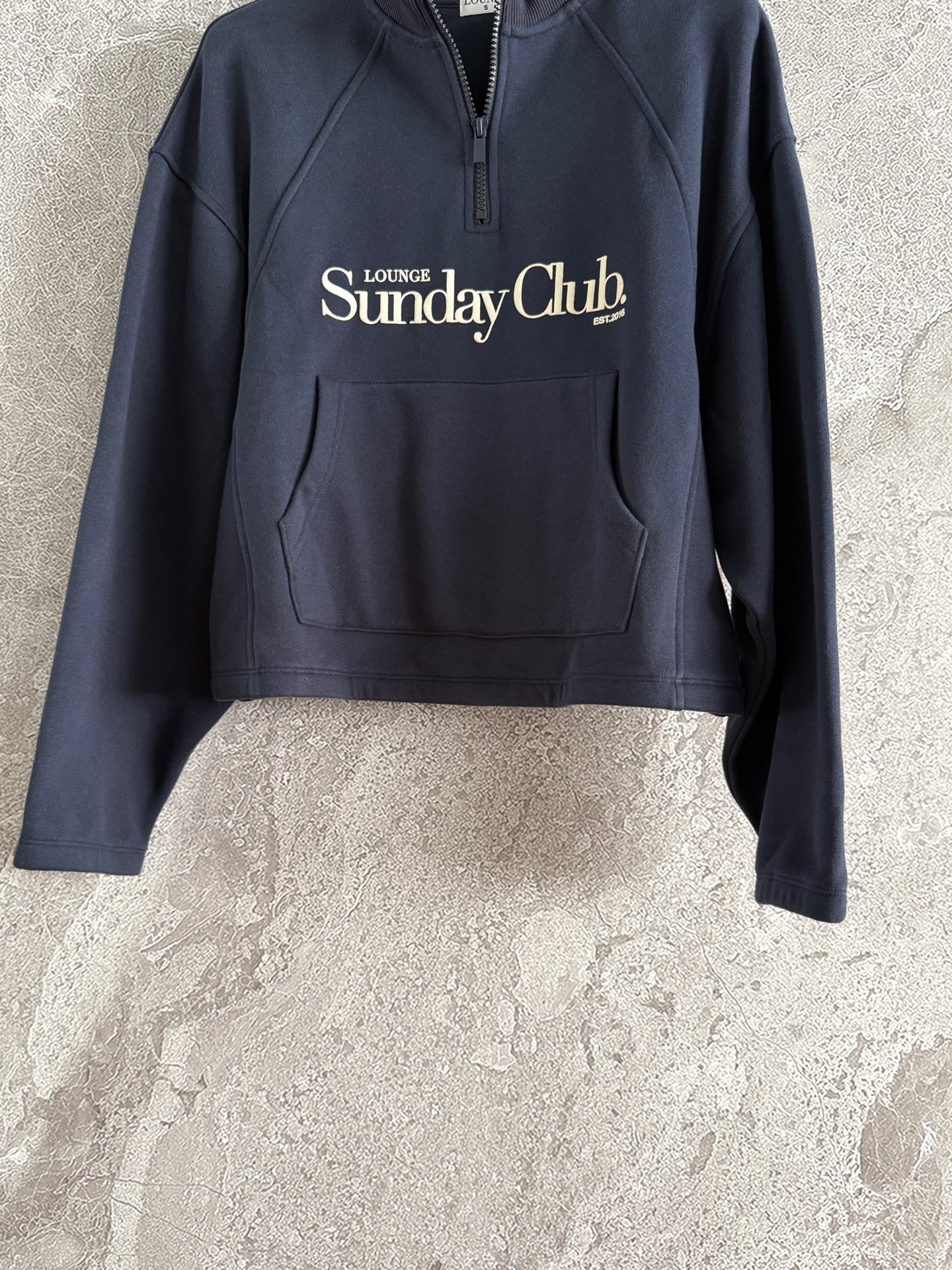 半开拉链卫衣✨轻薄抓绒 不会很厚，整体是日常难碰到到的厚薄度，成衣轻盈又不缺保暖度，减轻负担 轻装上阵的