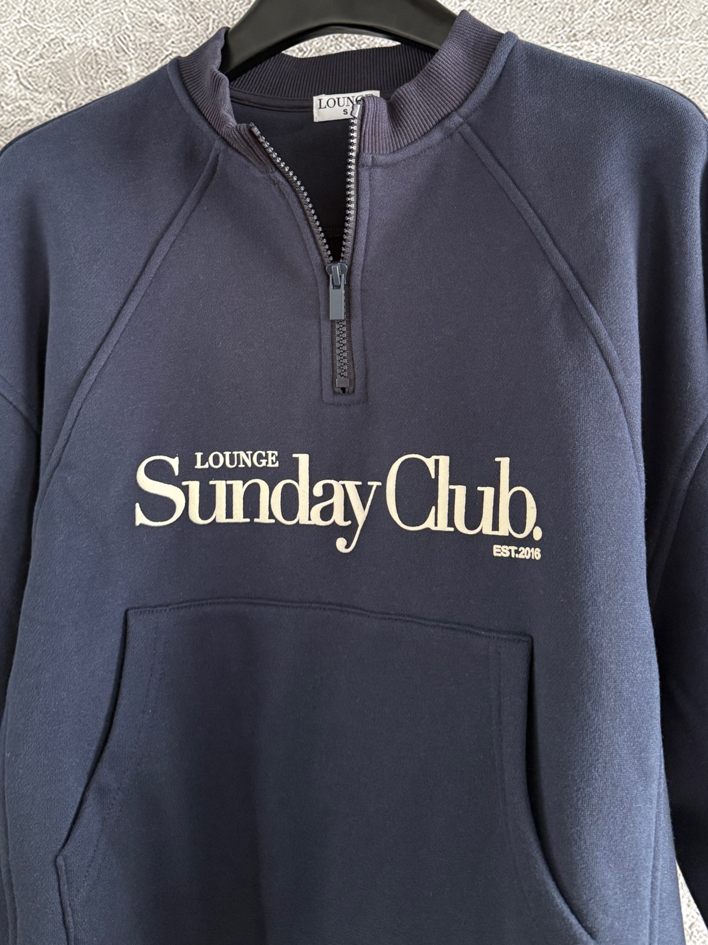 半开拉链卫衣✨轻薄抓绒 不会很厚，整体是日常难碰到到的厚薄度，成衣轻盈又不缺保暖度，减轻负担 轻装上阵的