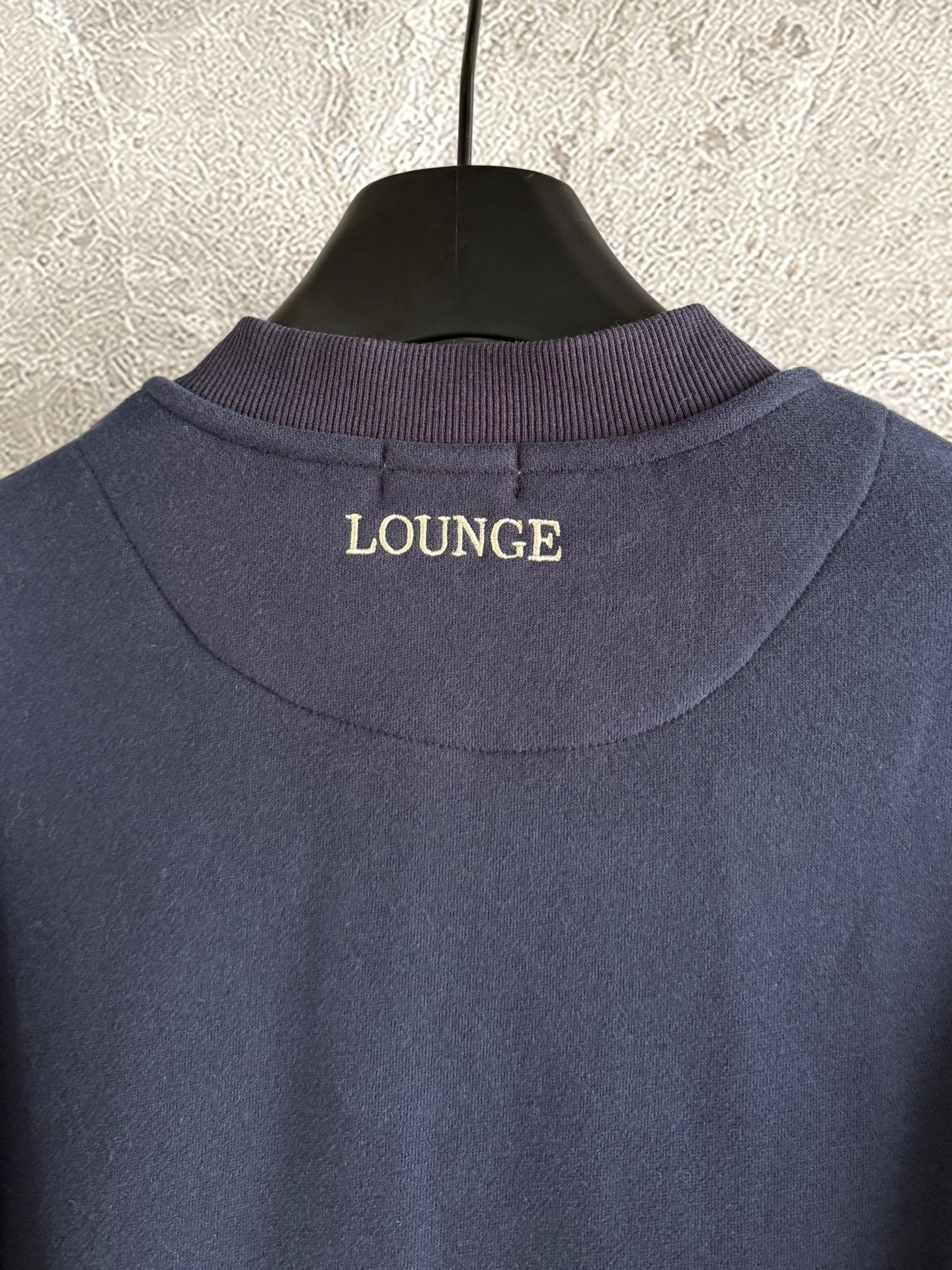 半开拉链卫衣✨轻薄抓绒 不会很厚，整体是日常难碰到到的厚薄度，成衣轻盈又不缺保暖度，减轻负担 轻装上阵的