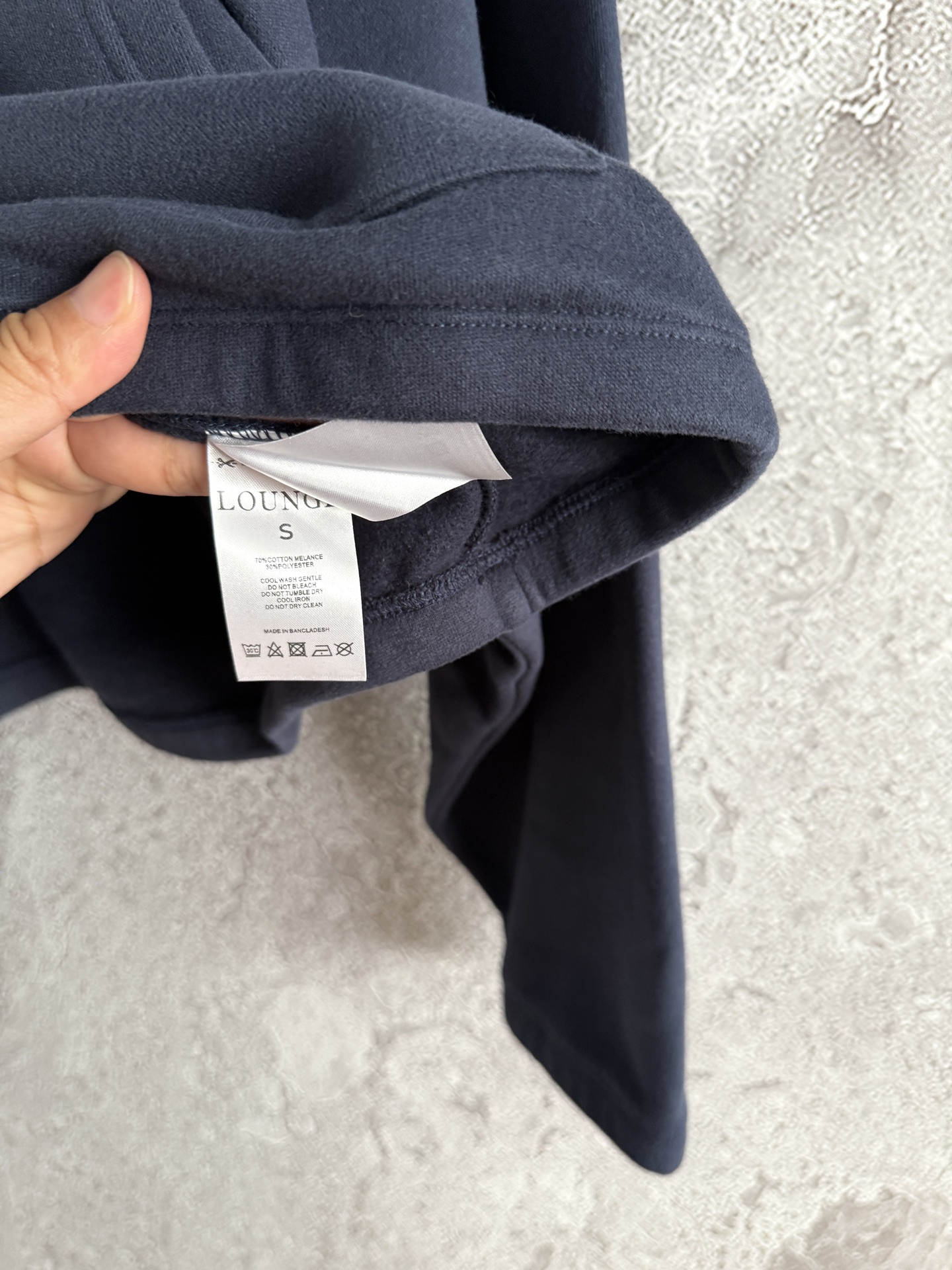 半开拉链卫衣✨轻薄抓绒 不会很厚，整体是日常难碰到到的厚薄度，成衣轻盈又不缺保暖度，减轻负担 轻装上阵的