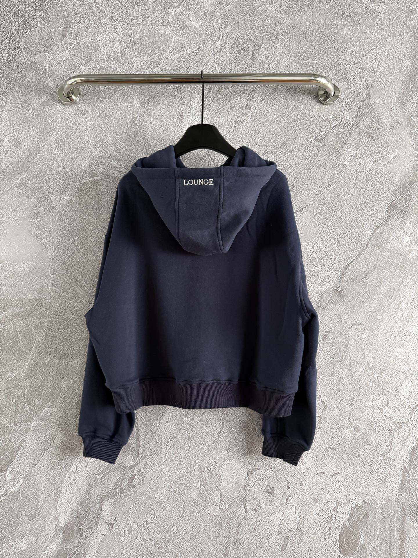 连帽卫衣✨轻薄抓绒 不会很厚，整体是日常难碰到到的厚薄度，成衣轻盈又不缺保暖度，减轻负担 轻装上阵的肤感