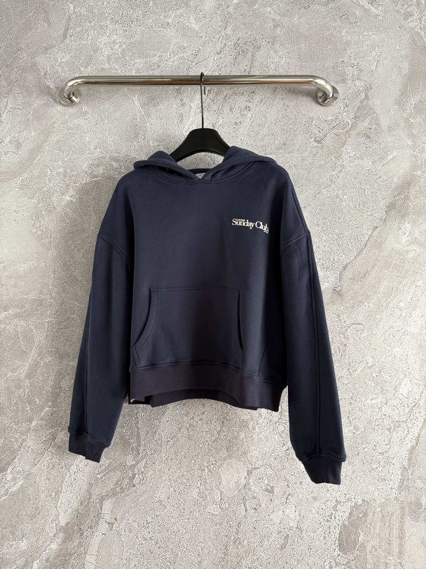 连帽卫衣✨轻薄抓绒 不会很厚，整体是日常难碰到到的厚薄度，成衣轻盈又不缺保暖度，减轻负担 轻装上阵的肤感