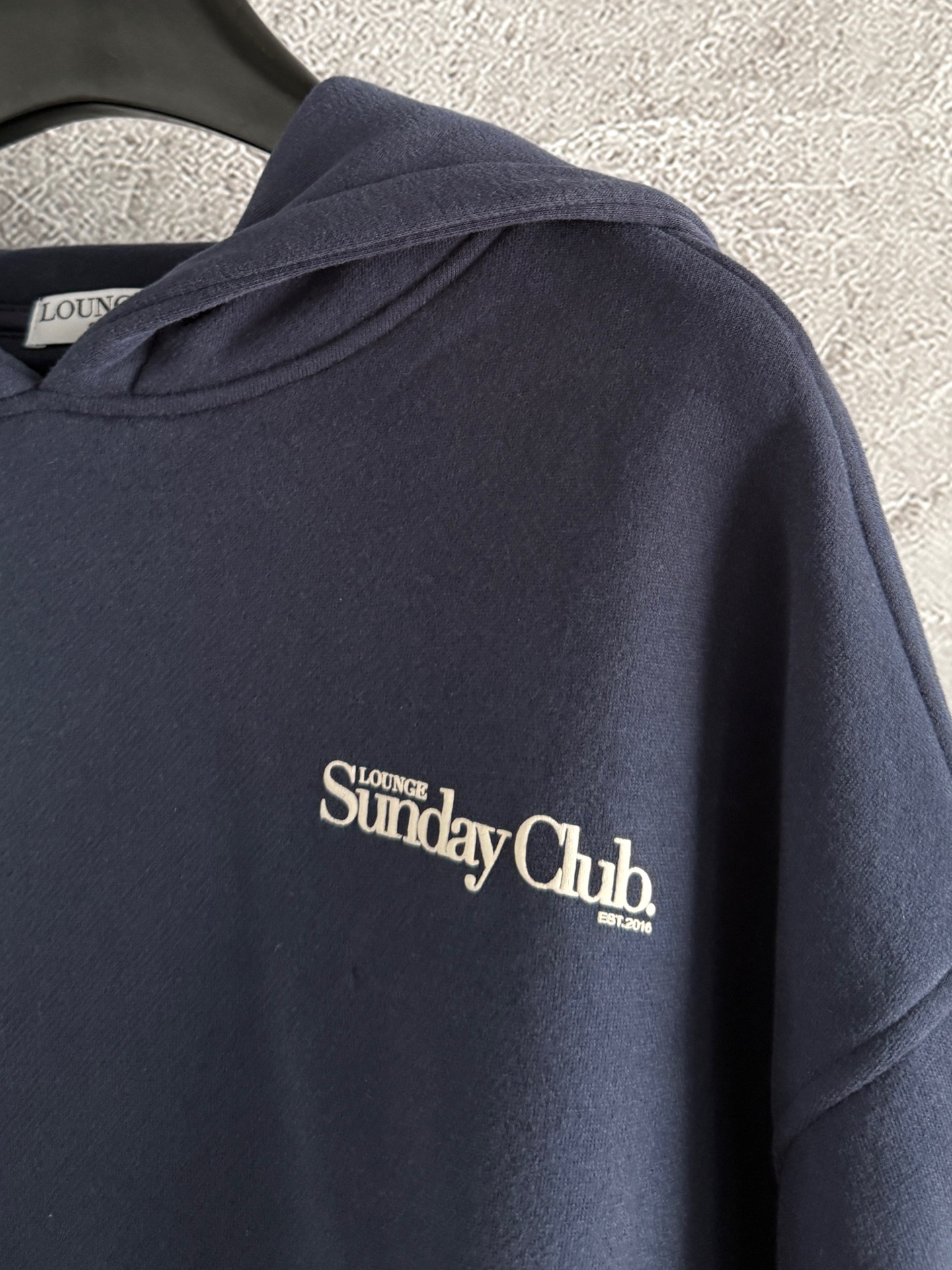 连帽卫衣✨轻薄抓绒 不会很厚，整体是日常难碰到到的厚薄度，成衣轻盈又不缺保暖度，减轻负担 轻装上阵的肤感