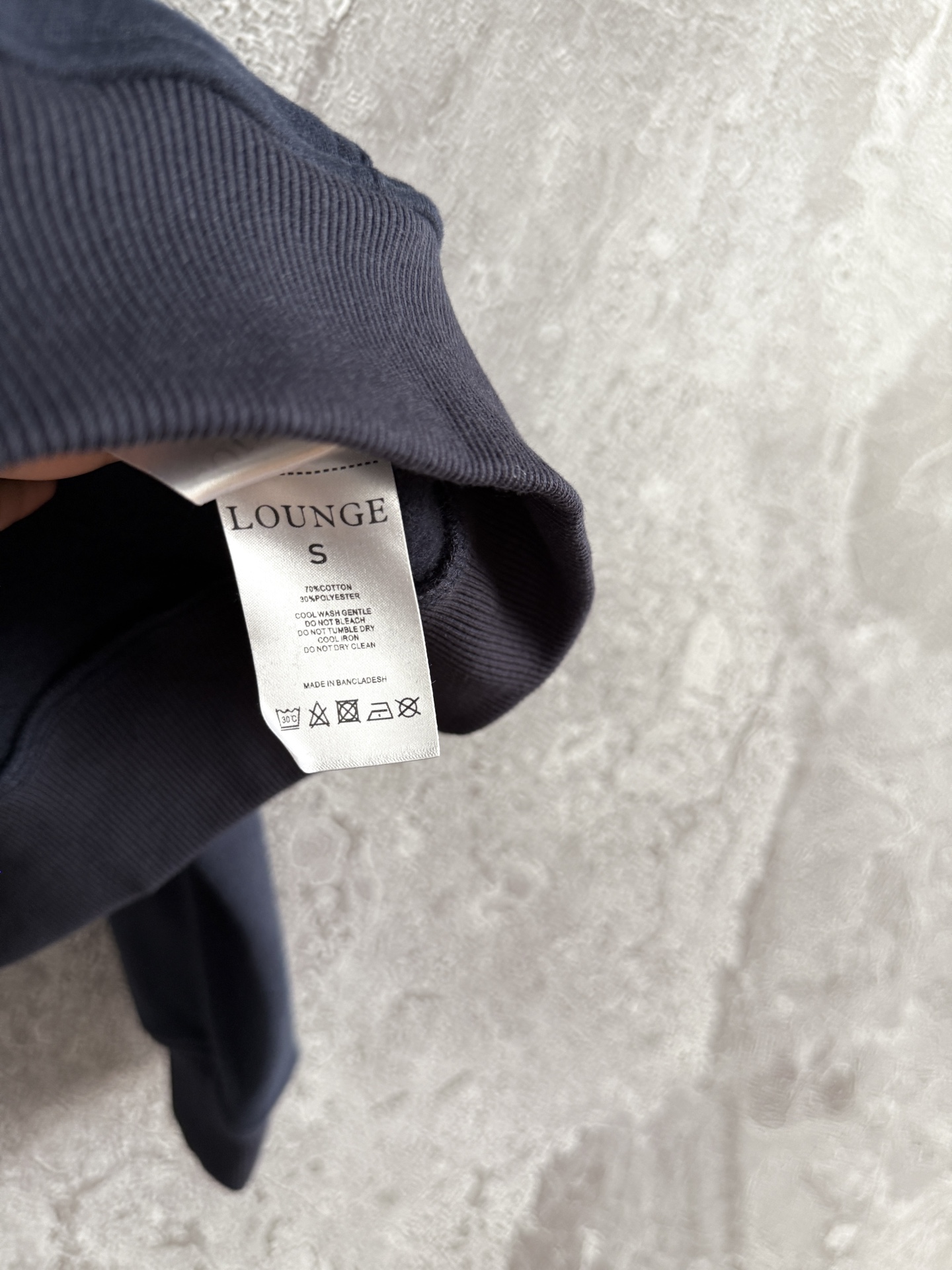 连帽卫衣✨轻薄抓绒 不会很厚，整体是日常难碰到到的厚薄度，成衣轻盈又不缺保暖度，减轻负担 轻装上阵的肤感