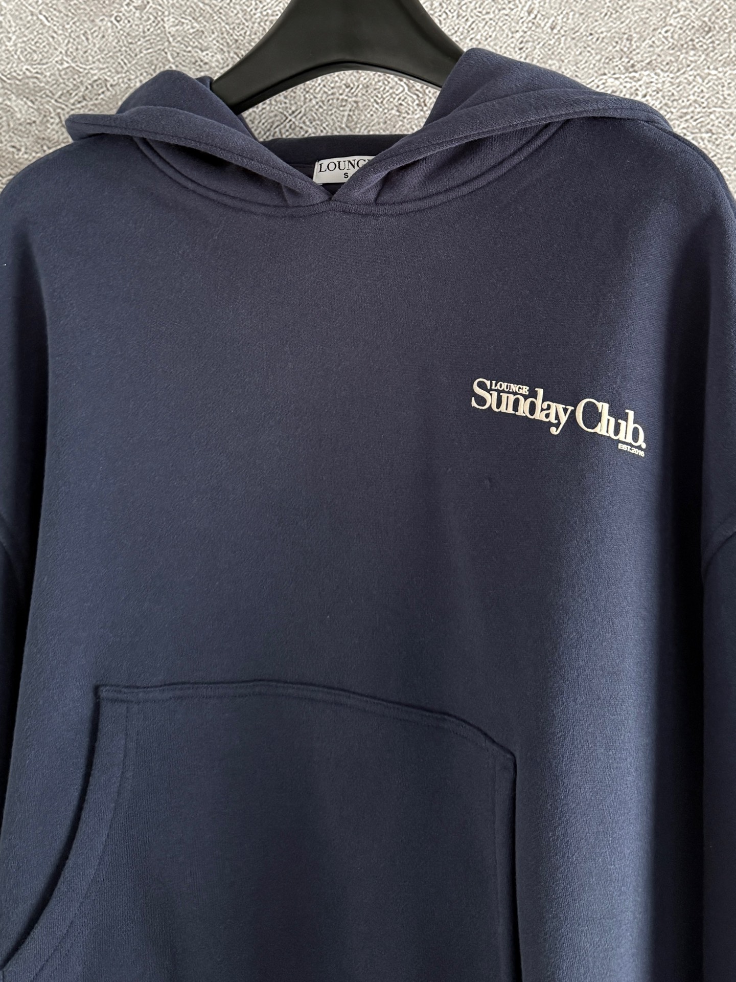 连帽卫衣✨轻薄抓绒 不会很厚，整体是日常难碰到到的厚薄度，成衣轻盈又不缺保暖度，减轻负担 轻装上阵的肤感