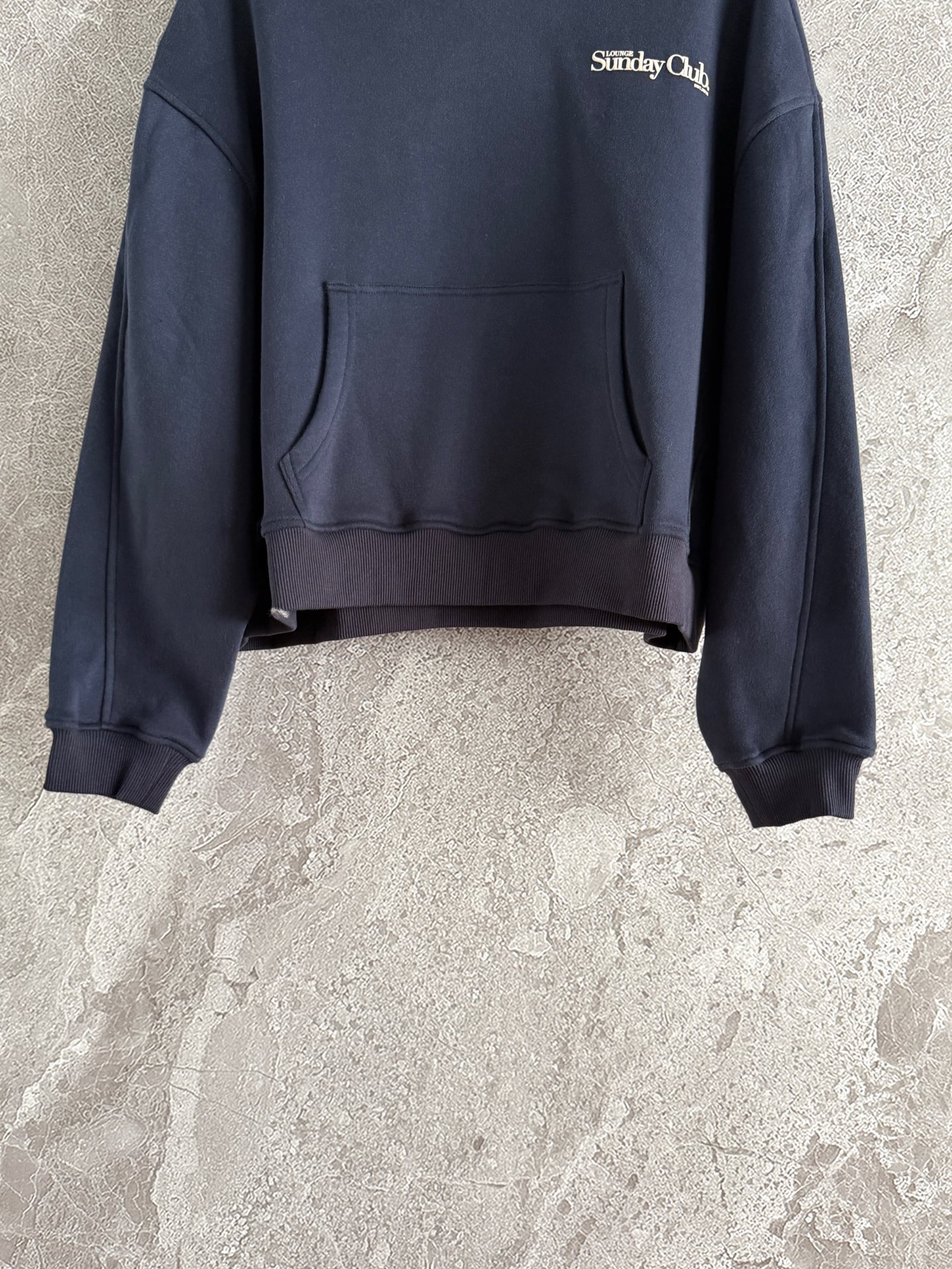 连帽卫衣✨轻薄抓绒 不会很厚，整体是日常难碰到到的厚薄度，成衣轻盈又不缺保暖度，减轻负担 轻装上阵的肤感