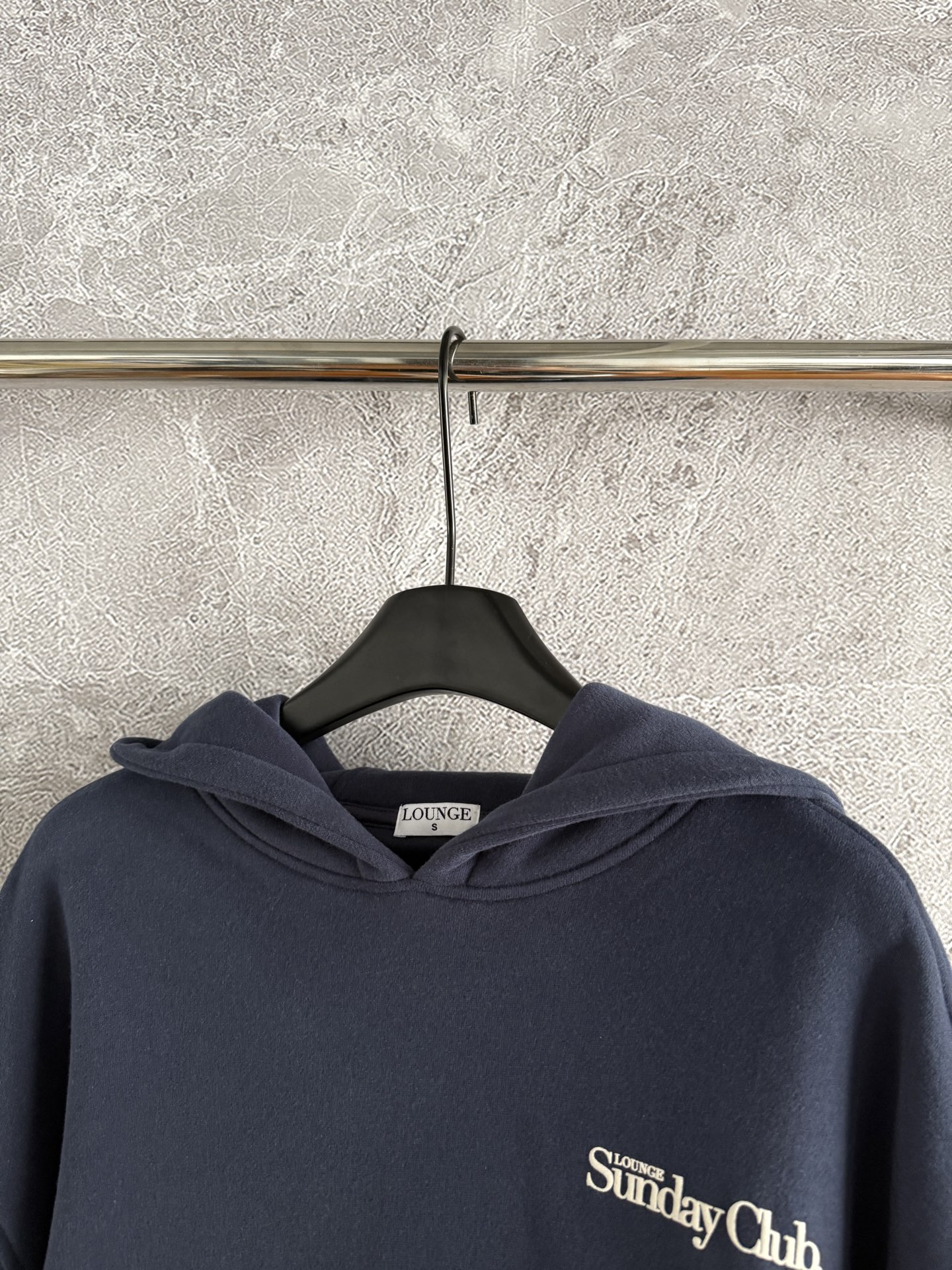 连帽卫衣✨轻薄抓绒 不会很厚，整体是日常难碰到到的厚薄度，成衣轻盈又不缺保暖度，减轻负担 轻装上阵的肤感