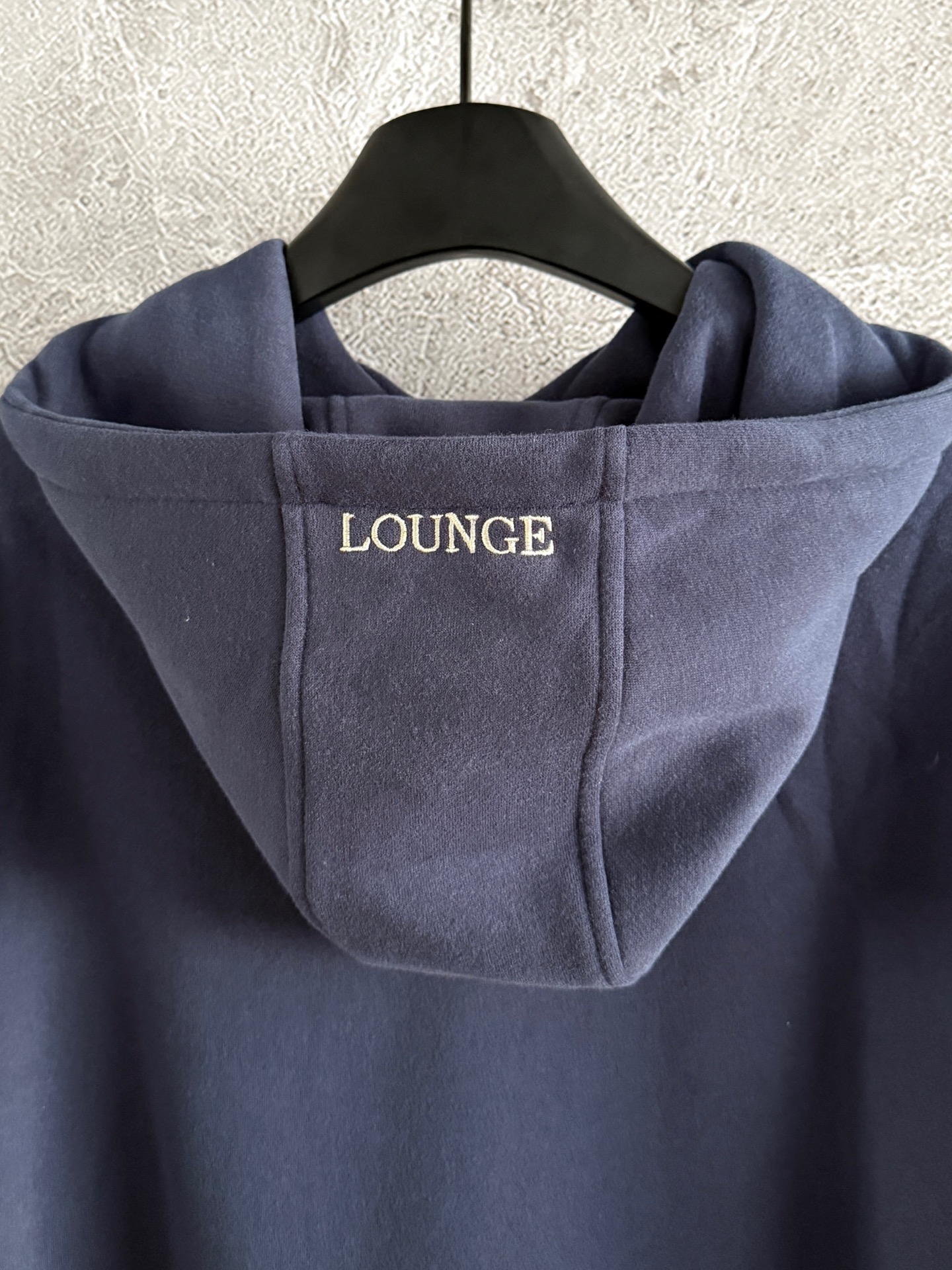 连帽卫衣✨轻薄抓绒 不会很厚，整体是日常难碰到到的厚薄度，成衣轻盈又不缺保暖度，减轻负担 轻装上阵的肤感