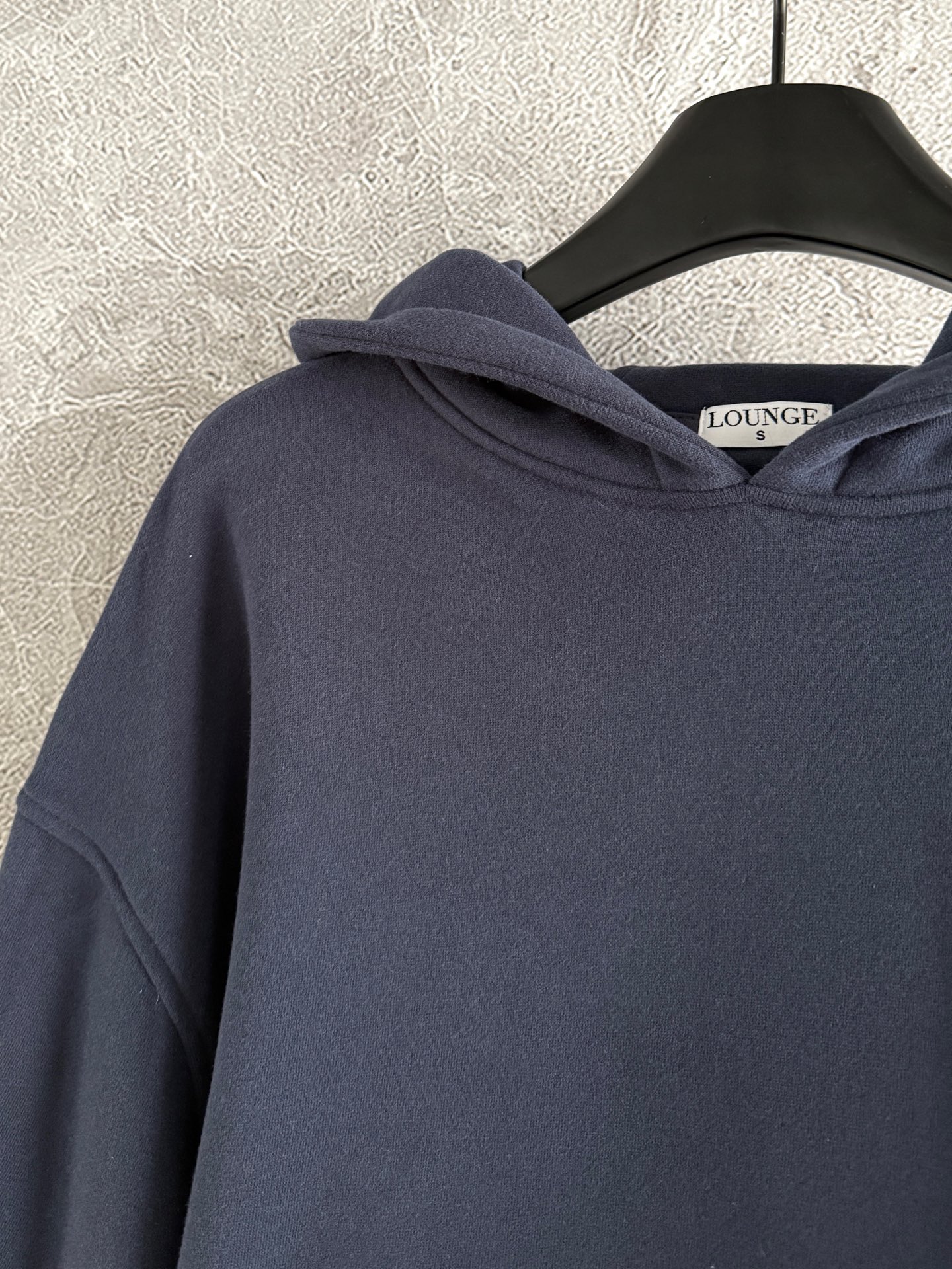 连帽卫衣✨轻薄抓绒 不会很厚，整体是日常难碰到到的厚薄度，成衣轻盈又不缺保暖度，减轻负担 轻装上阵的肤感