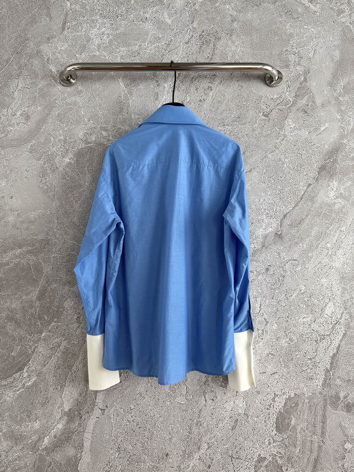 拼色衬衫✨轻质地尼龙塔夫绸，面料是有空气感的那种轻薄尼龙棉混纺，不粘身、鲜明撞色，干净清爽的蓝衬衫穿搭，