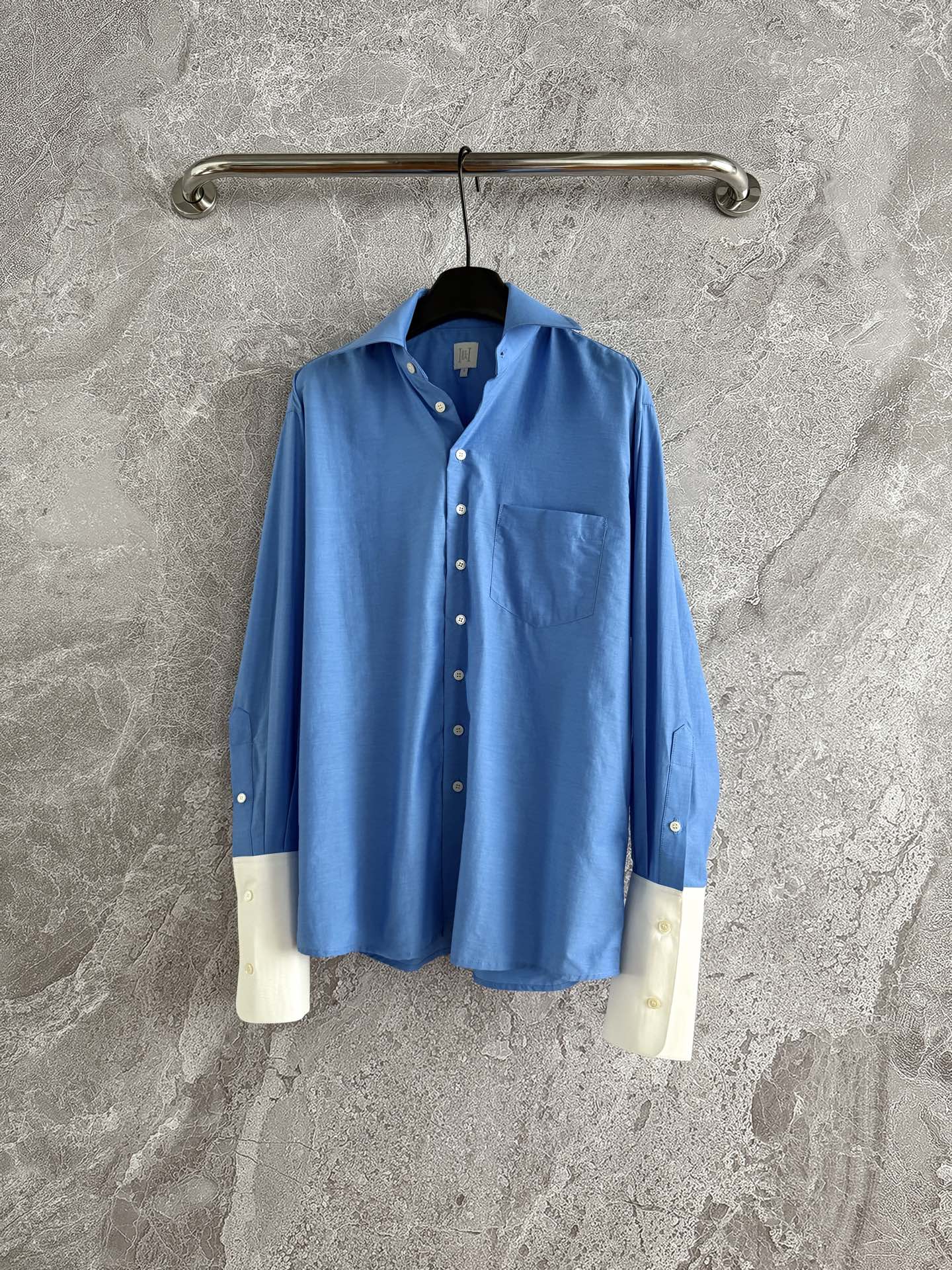 拼色衬衫✨轻质地尼龙塔夫绸，面料是有空气感的那种轻薄尼龙棉混纺，不粘身、鲜明撞色，干净清爽的蓝衬衫穿搭，