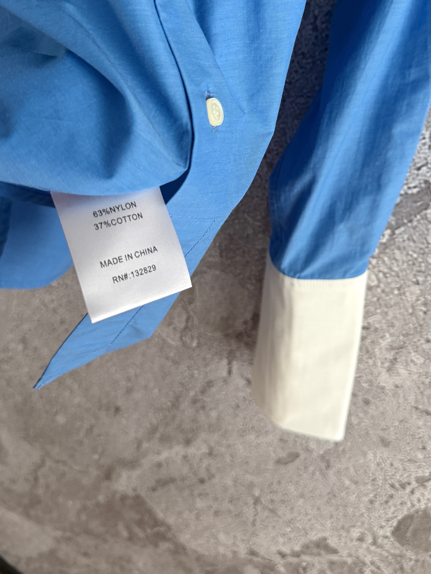 拼色衬衫✨轻质地尼龙塔夫绸，面料是有空气感的那种轻薄尼龙棉混纺，不粘身、鲜明撞色，干净清爽的蓝衬衫穿搭，