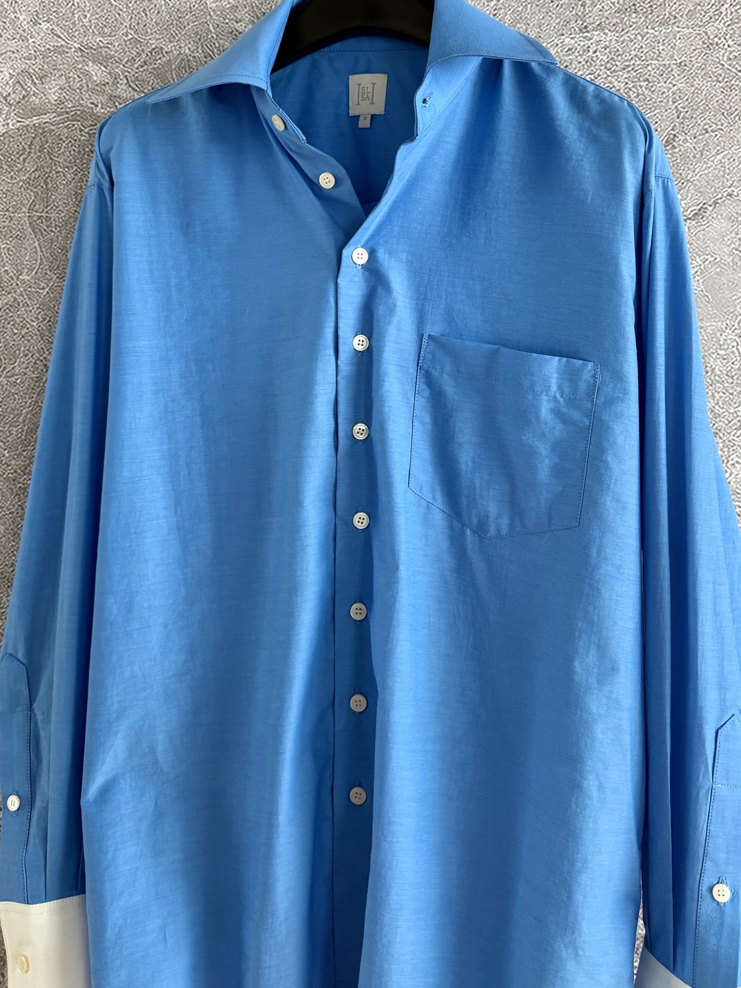 拼色衬衫✨轻质地尼龙塔夫绸，面料是有空气感的那种轻薄尼龙棉混纺，不粘身、鲜明撞色，干净清爽的蓝衬衫穿搭，