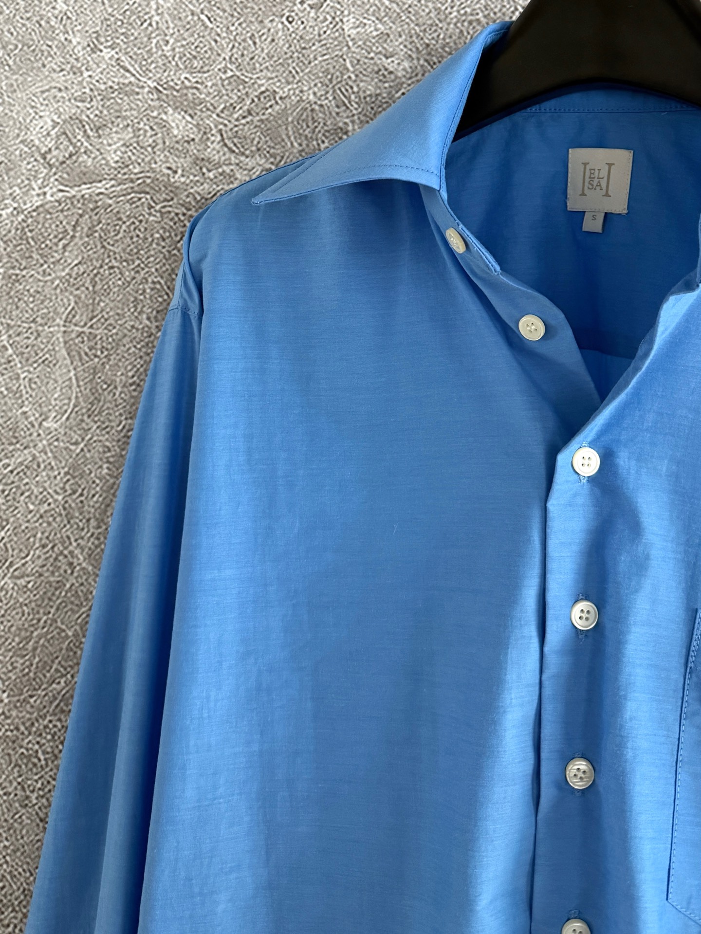 拼色衬衫✨轻质地尼龙塔夫绸，面料是有空气感的那种轻薄尼龙棉混纺，不粘身、鲜明撞色，干净清爽的蓝衬衫穿搭，