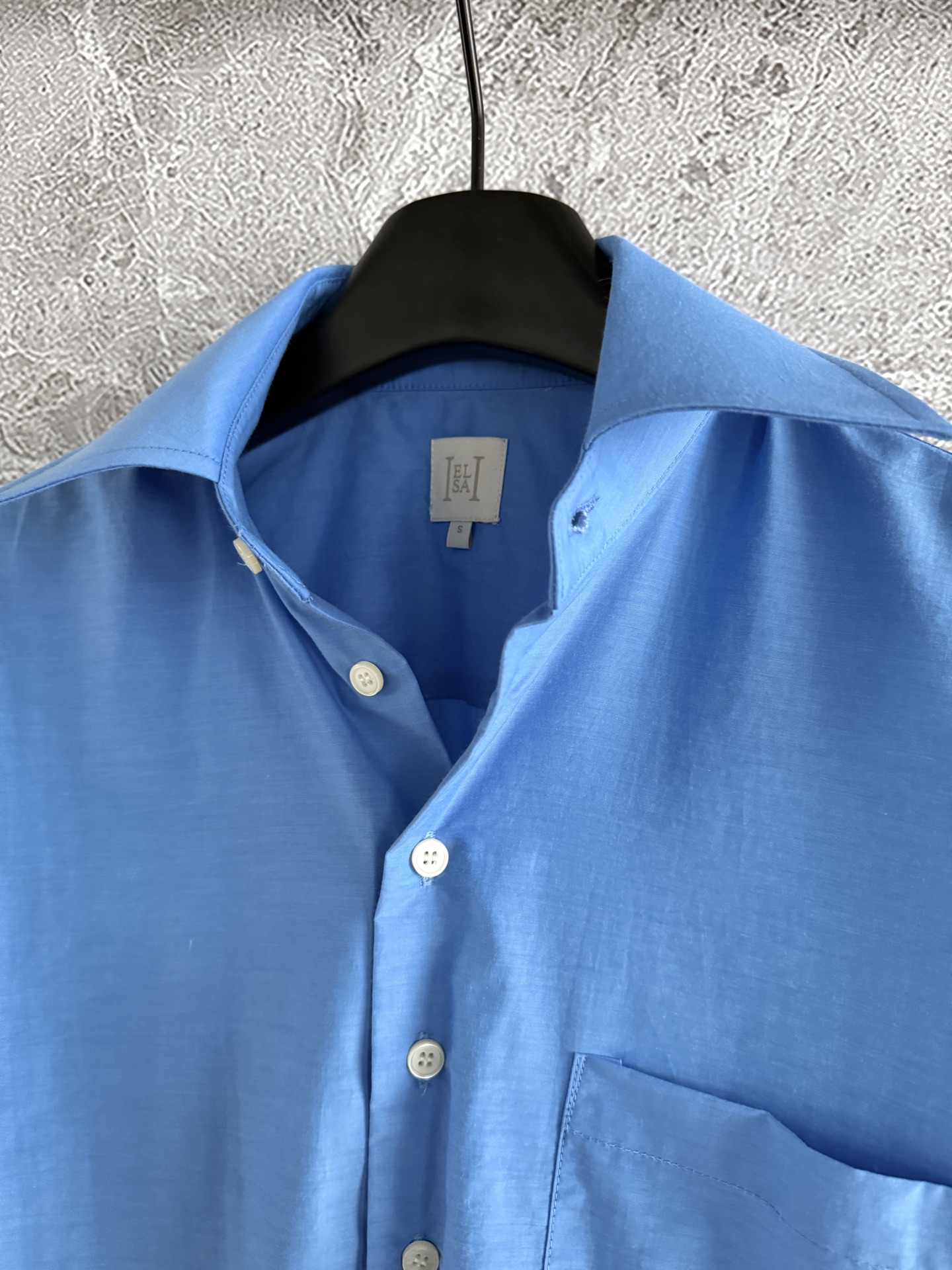 拼色衬衫✨轻质地尼龙塔夫绸，面料是有空气感的那种轻薄尼龙棉混纺，不粘身、鲜明撞色，干净清爽的蓝衬衫穿搭，