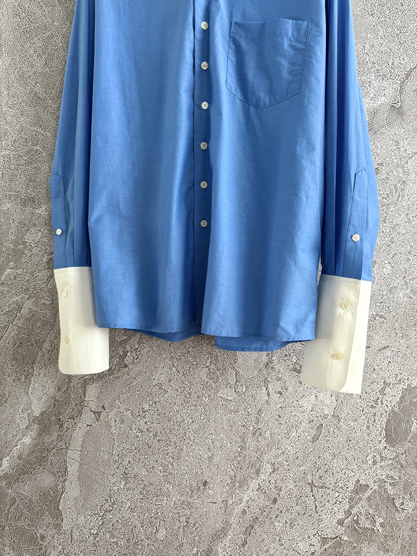 拼色衬衫✨轻质地尼龙塔夫绸，面料是有空气感的那种轻薄尼龙棉混纺，不粘身、鲜明撞色，干净清爽的蓝衬衫穿搭，