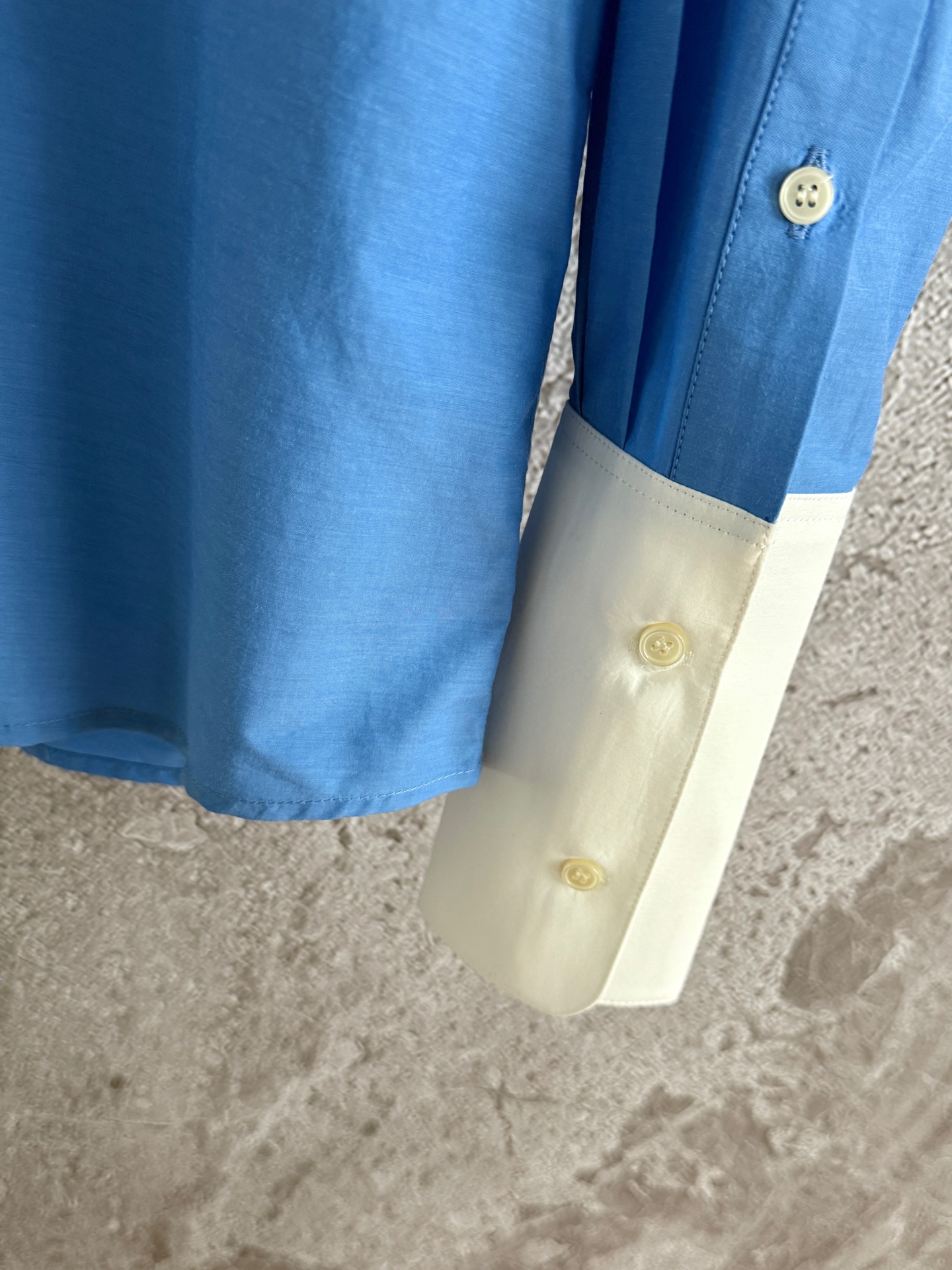 拼色衬衫✨轻质地尼龙塔夫绸，面料是有空气感的那种轻薄尼龙棉混纺，不粘身、鲜明撞色，干净清爽的蓝衬衫穿搭，