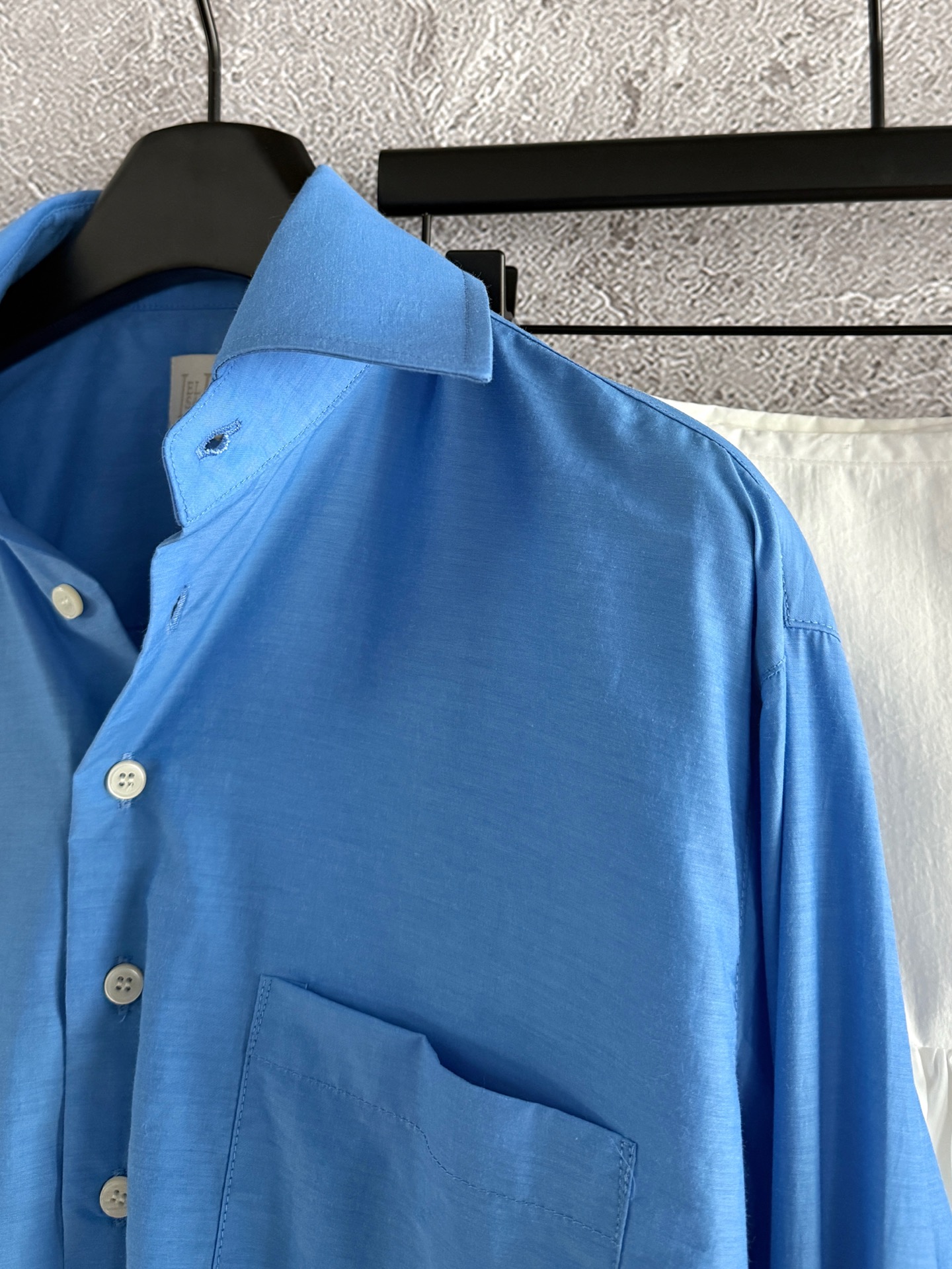 拼色衬衫✨轻质地尼龙塔夫绸，面料是有空气感的那种轻薄尼龙棉混纺，不粘身、鲜明撞色，干净清爽的蓝衬衫穿搭，