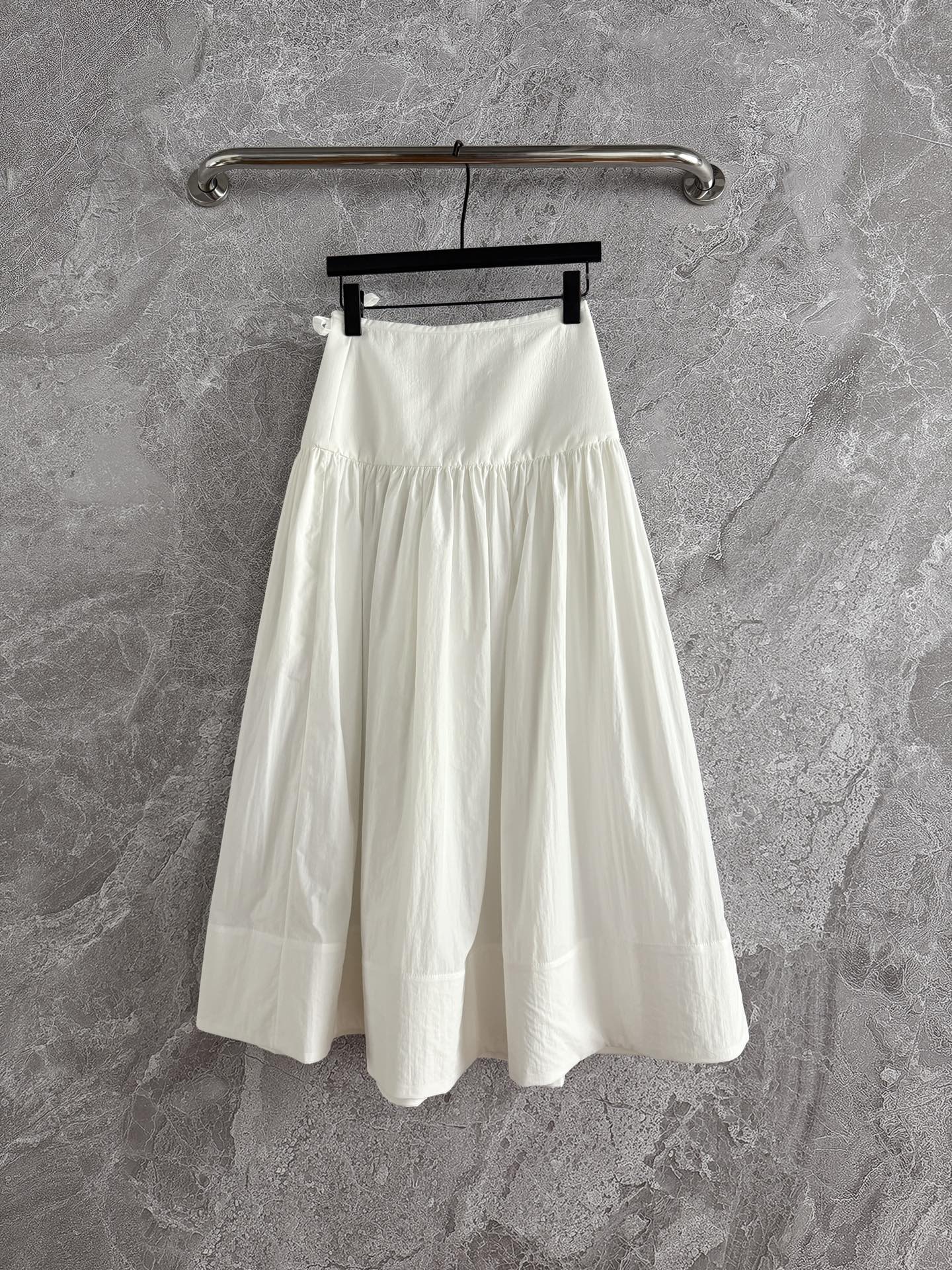 系带半裙✨轻质地尼龙塔夫绸，面料是有空气感的那种轻薄尼龙棉混纺，不粘身、鲜明撞色，干净清爽的蓝衬衫穿搭，