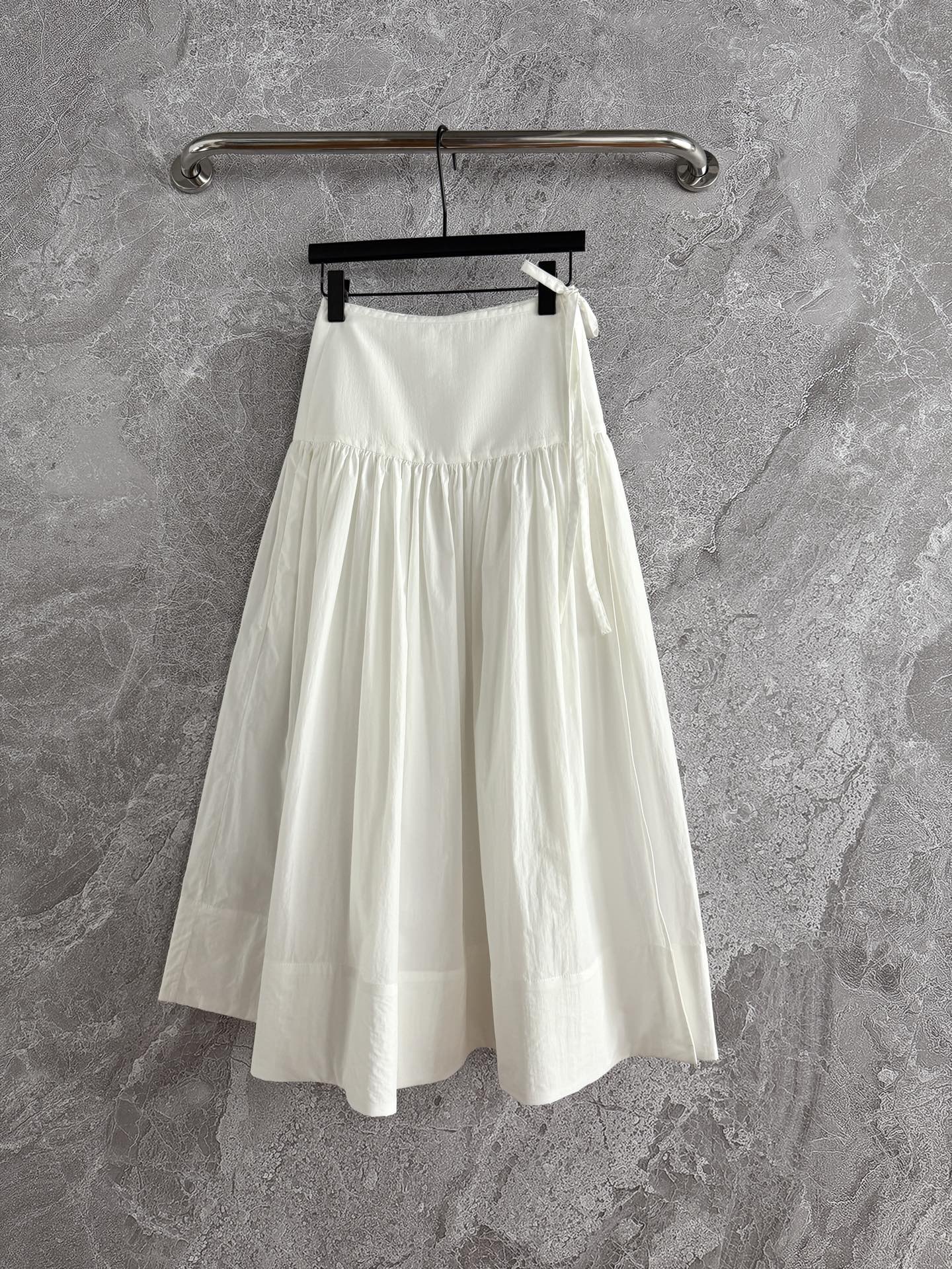 系带半裙✨轻质地尼龙塔夫绸，面料是有空气感的那种轻薄尼龙棉混纺，不粘身、鲜明撞色，干净清爽的蓝衬衫穿搭，