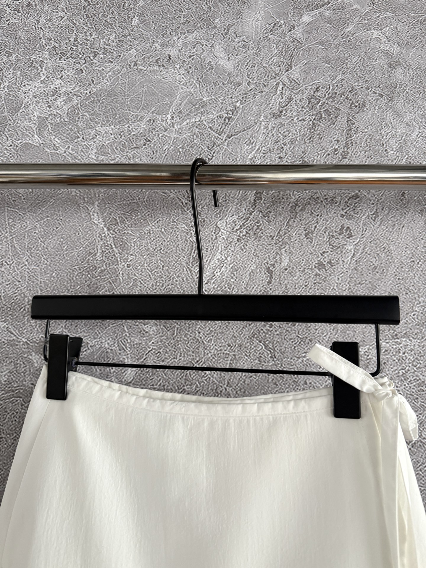 系带半裙✨轻质地尼龙塔夫绸，面料是有空气感的那种轻薄尼龙棉混纺，不粘身、鲜明撞色，干净清爽的蓝衬衫穿搭，