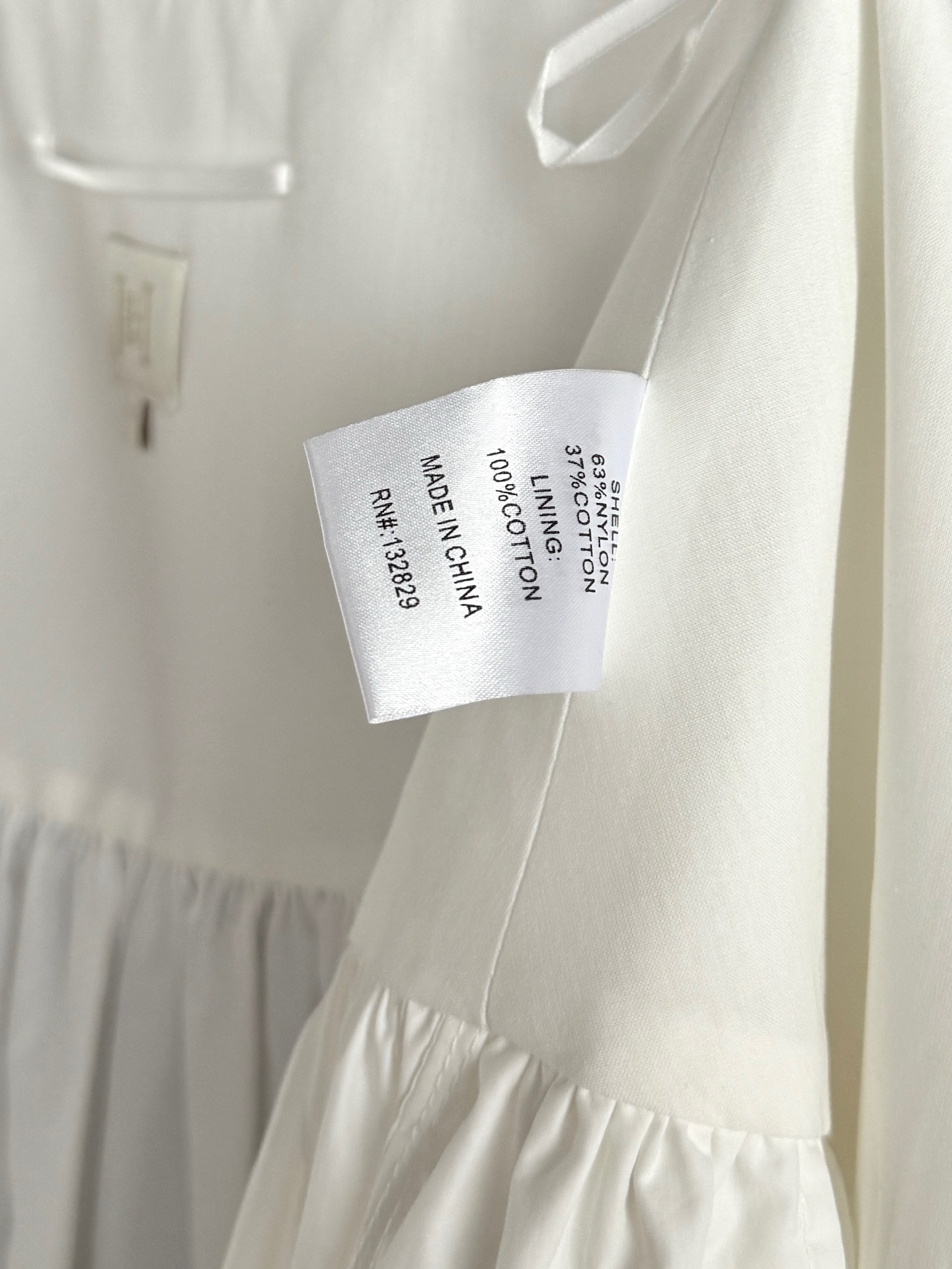 系带半裙✨轻质地尼龙塔夫绸，面料是有空气感的那种轻薄尼龙棉混纺，不粘身、鲜明撞色，干净清爽的蓝衬衫穿搭，