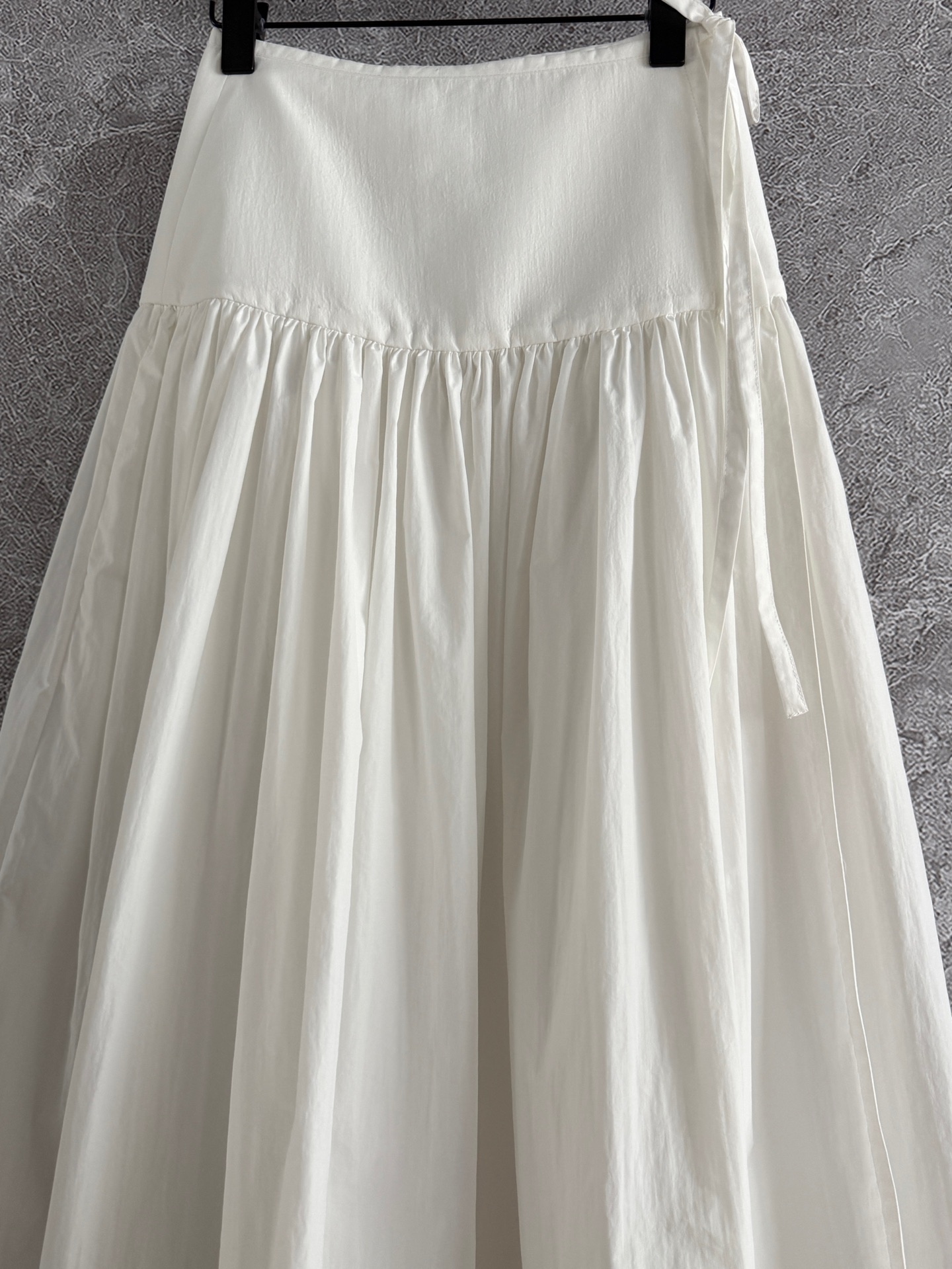 系带半裙✨轻质地尼龙塔夫绸，面料是有空气感的那种轻薄尼龙棉混纺，不粘身、鲜明撞色，干净清爽的蓝衬衫穿搭，