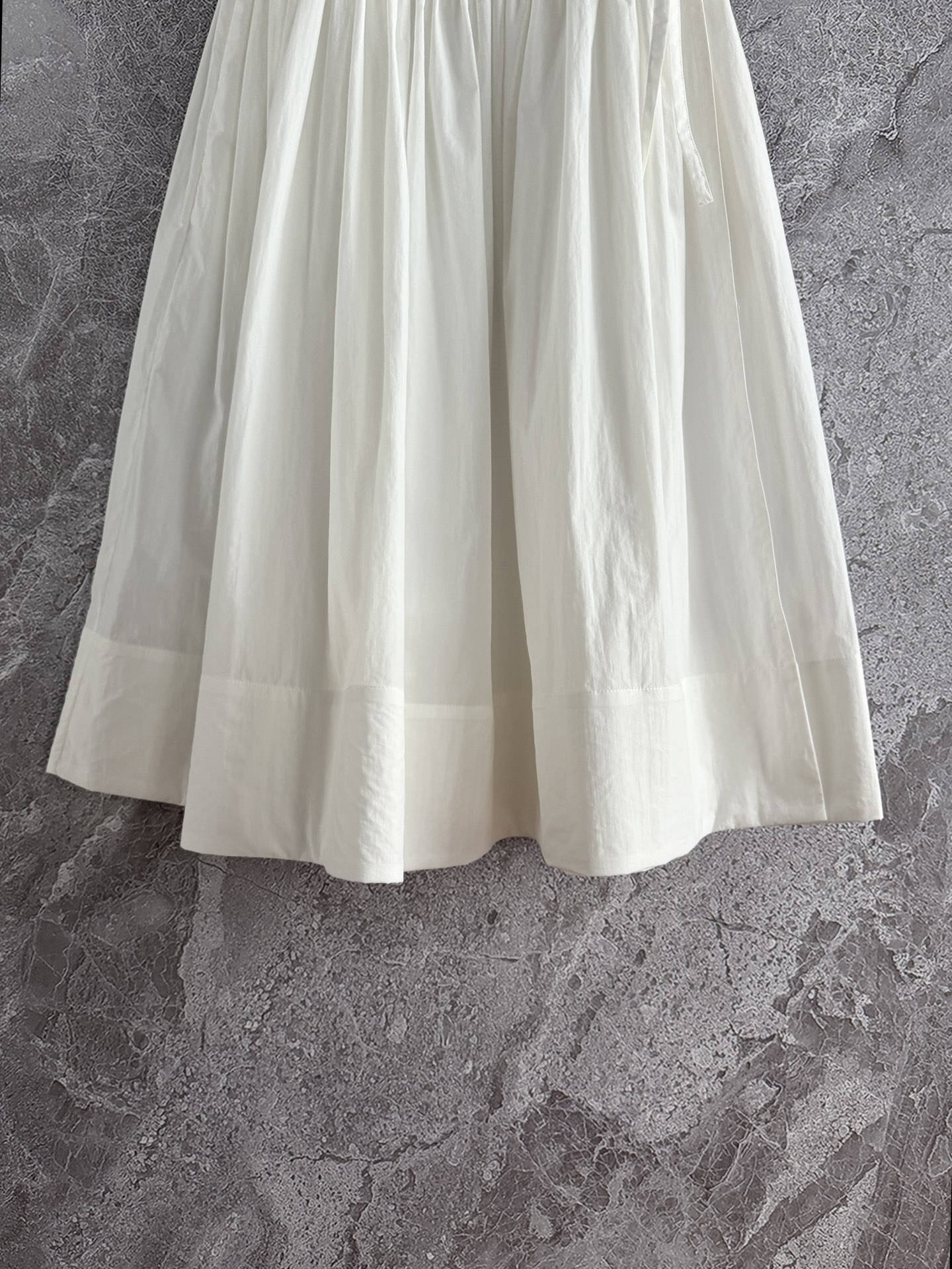 系带半裙✨轻质地尼龙塔夫绸，面料是有空气感的那种轻薄尼龙棉混纺，不粘身、鲜明撞色，干净清爽的蓝衬衫穿搭，