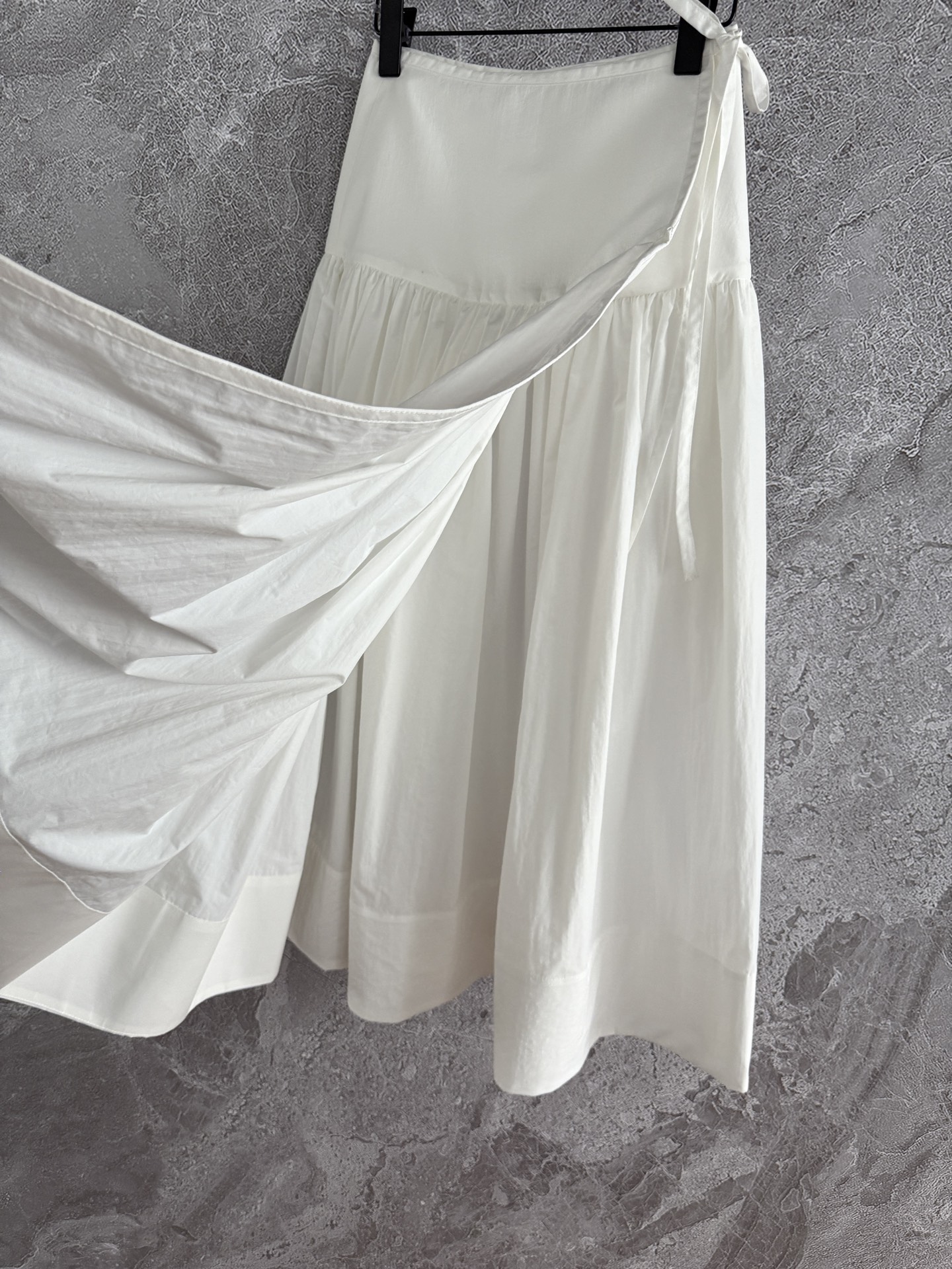 系带半裙✨轻质地尼龙塔夫绸，面料是有空气感的那种轻薄尼龙棉混纺，不粘身、鲜明撞色，干净清爽的蓝衬衫穿搭，