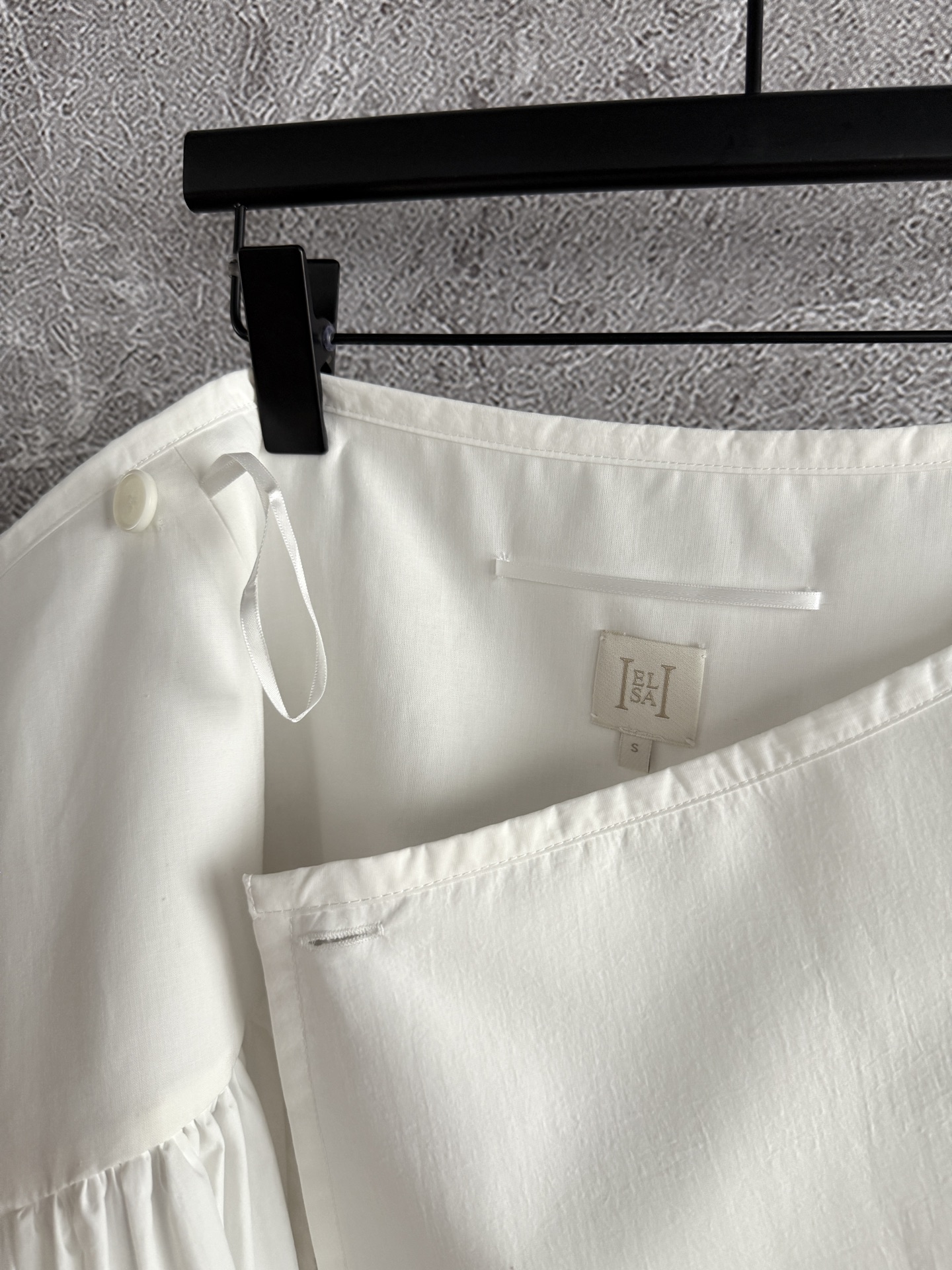 系带半裙✨轻质地尼龙塔夫绸，面料是有空气感的那种轻薄尼龙棉混纺，不粘身、鲜明撞色，干净清爽的蓝衬衫穿搭，